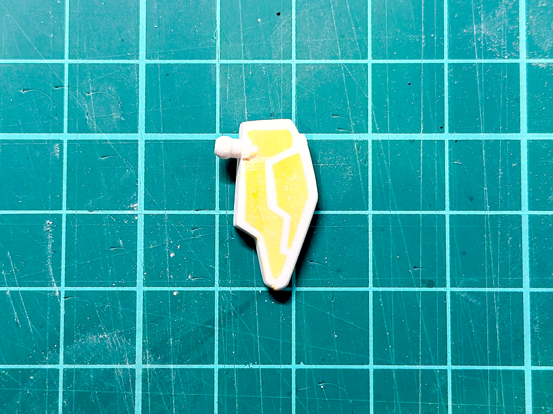 肉抜き穴埋めの完了したフロントアーマー。やすり掛けにて見つかった小さな気泡穴などはラッカーパテにて修正しています。