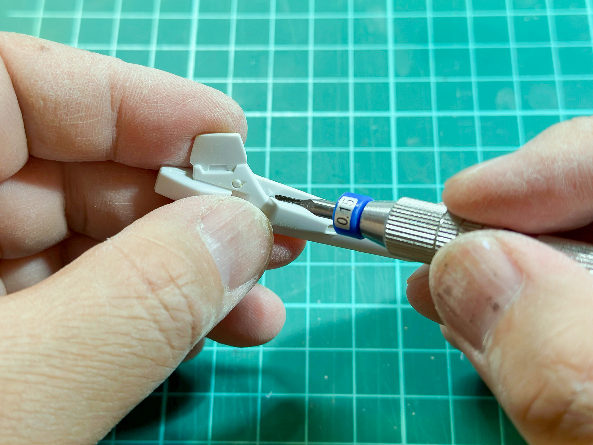 モールドの彫り直しは力を掛けないように優しく彫り進めていきます。