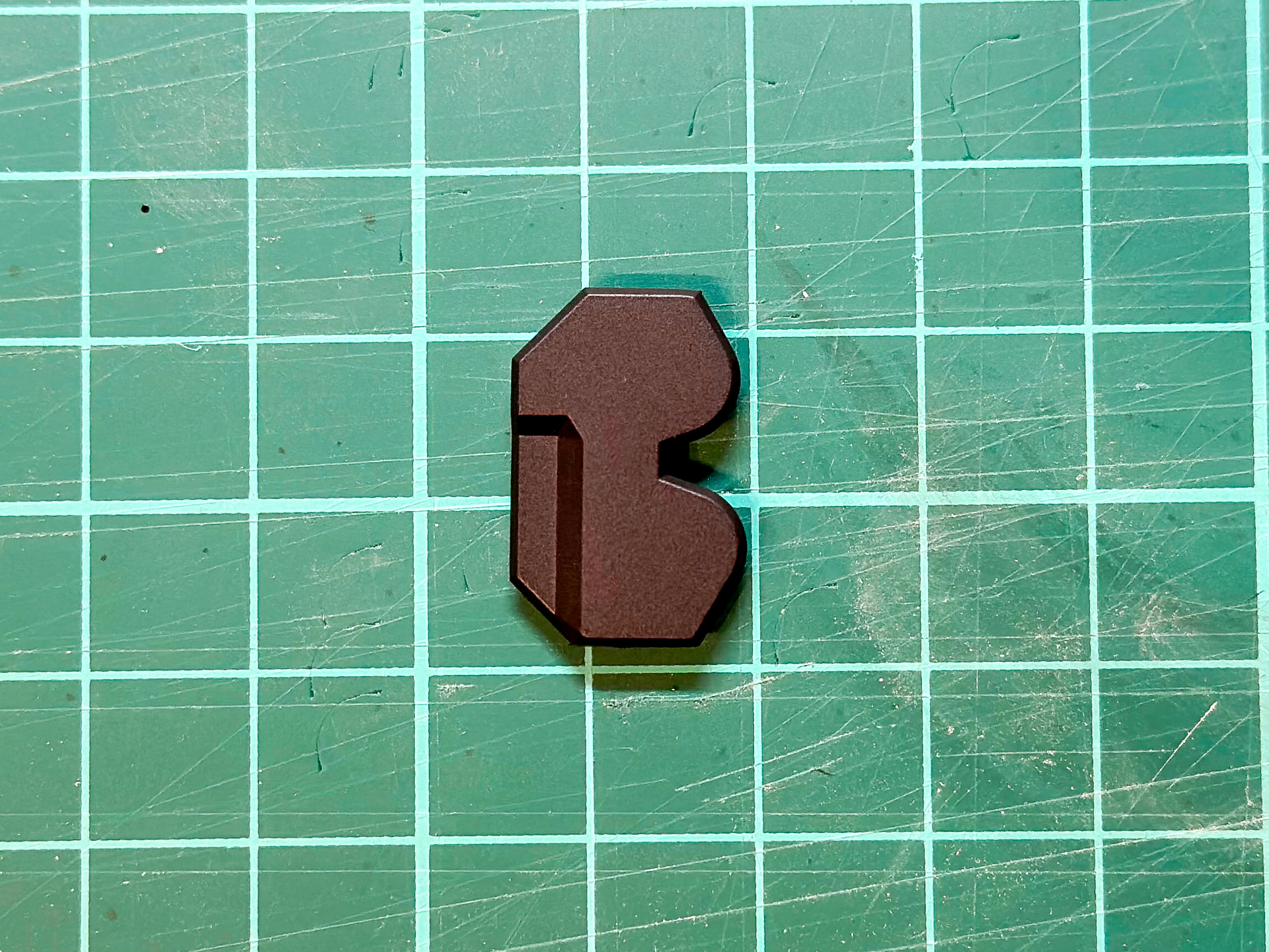 ジャーマングレーを塗装した膝関節パーツ。黒に近いダークグレーに仕上がりました。