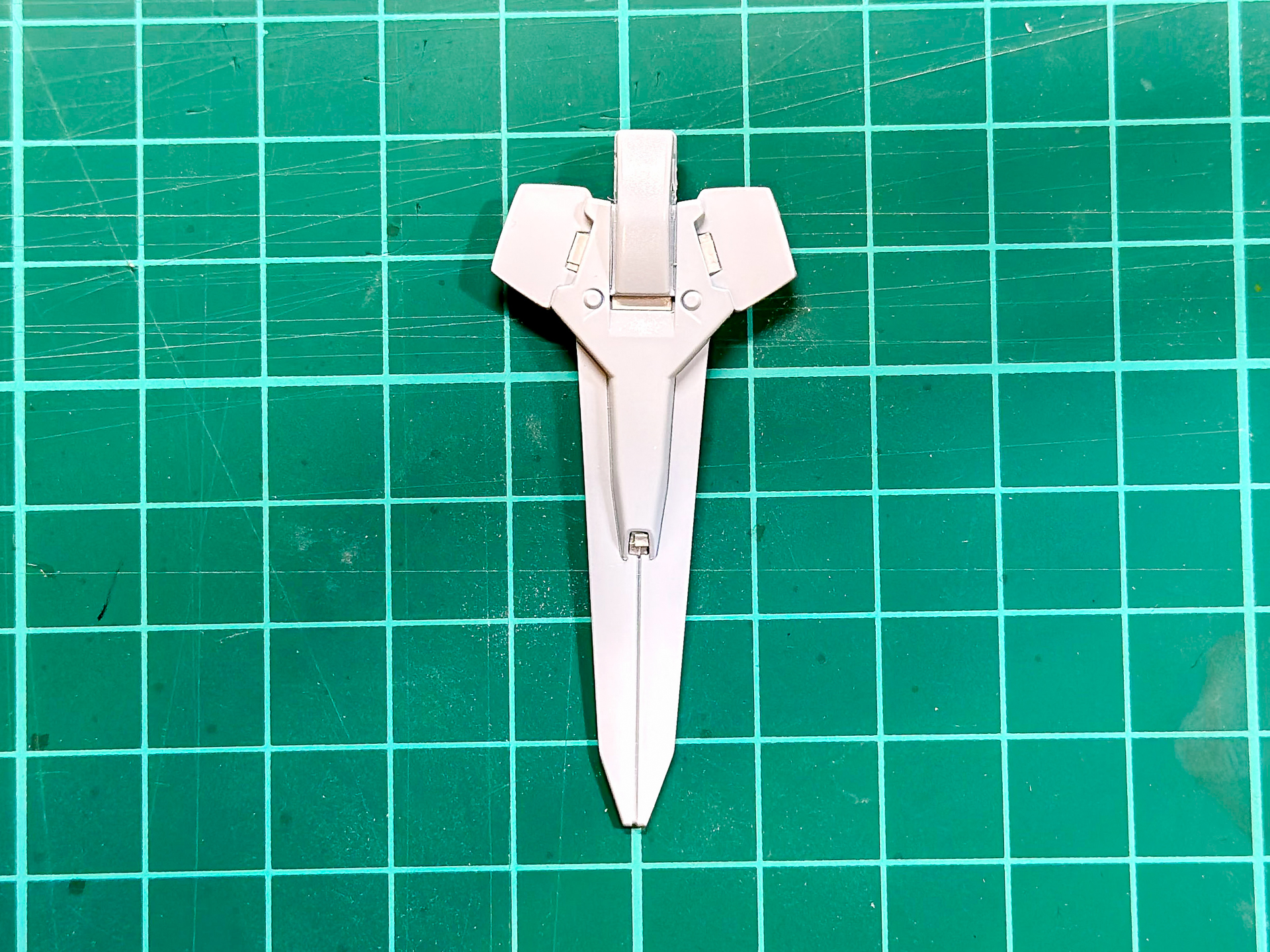 ホワイトを塗装したヴェスバー。きれいなホワイトに仕上がりました。モールドも彫り直しているので潰れていません。