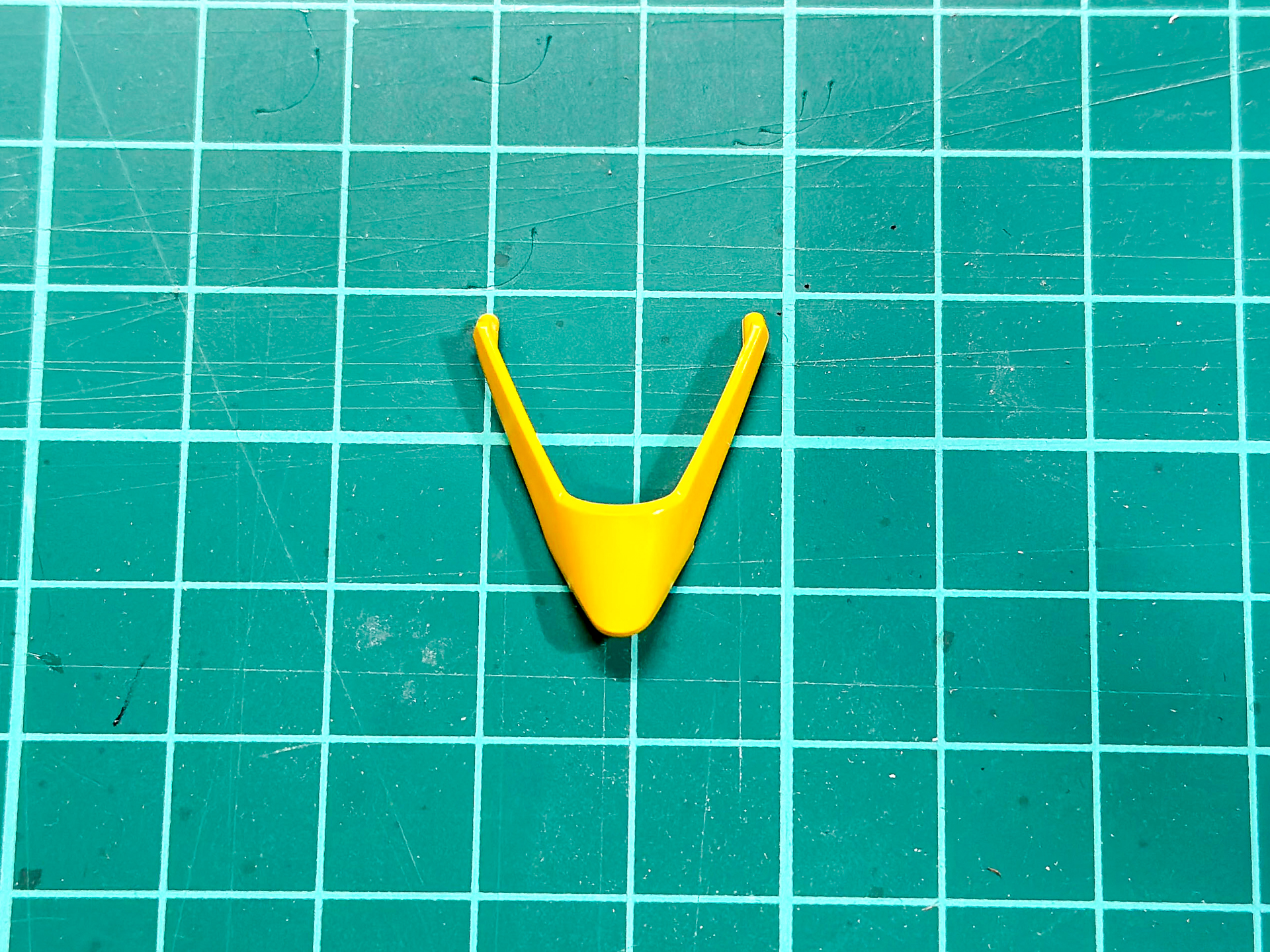 イエローを塗装した胸部パーツ。明るいビビットなイエローに仕上がりました。