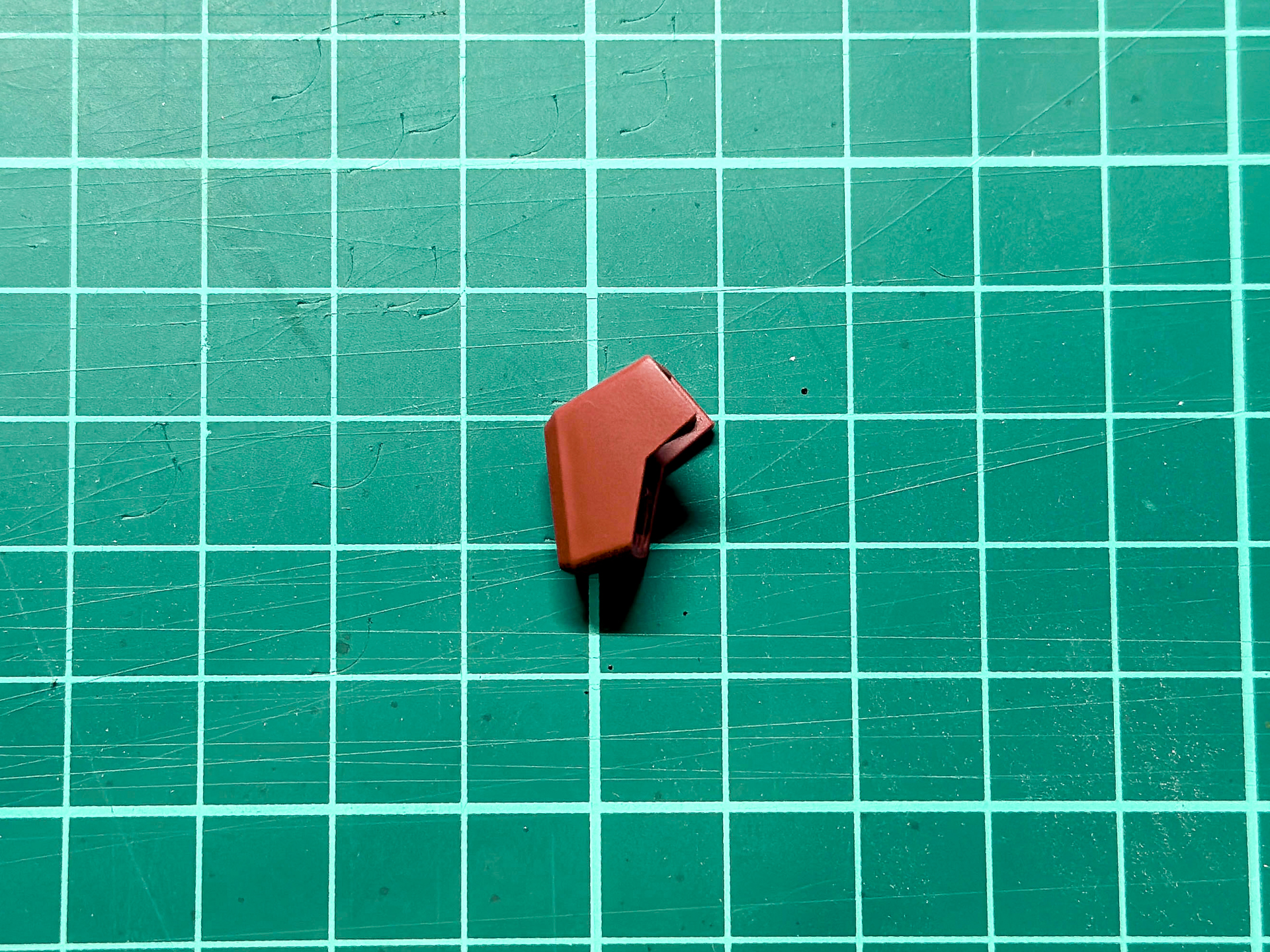 仕上げ色を塗装したスプレービームポッドパーツ。鮮やかなレッドに仕上がりました。