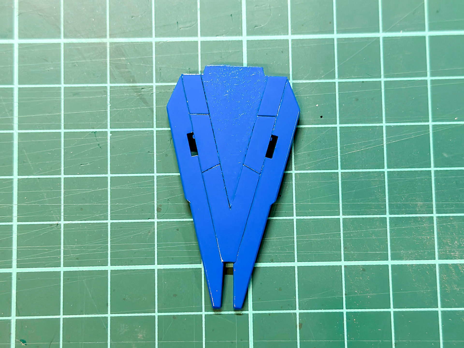 ブルー部分を塗装したシールドパーツ。明るいインディブルーに仕上がりました。