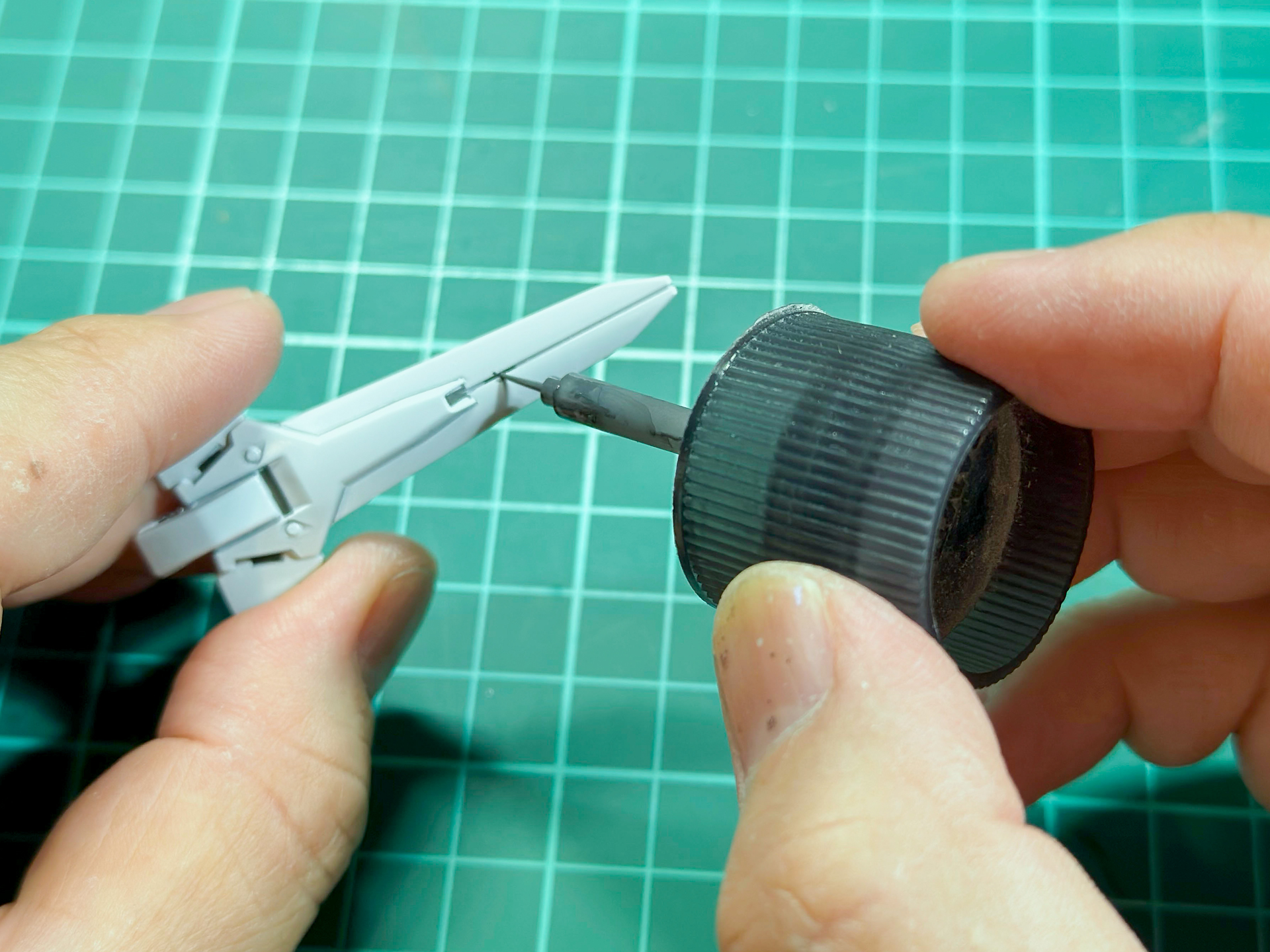 スミ入れは付属の刷毛で溝に流し込んで行きます。