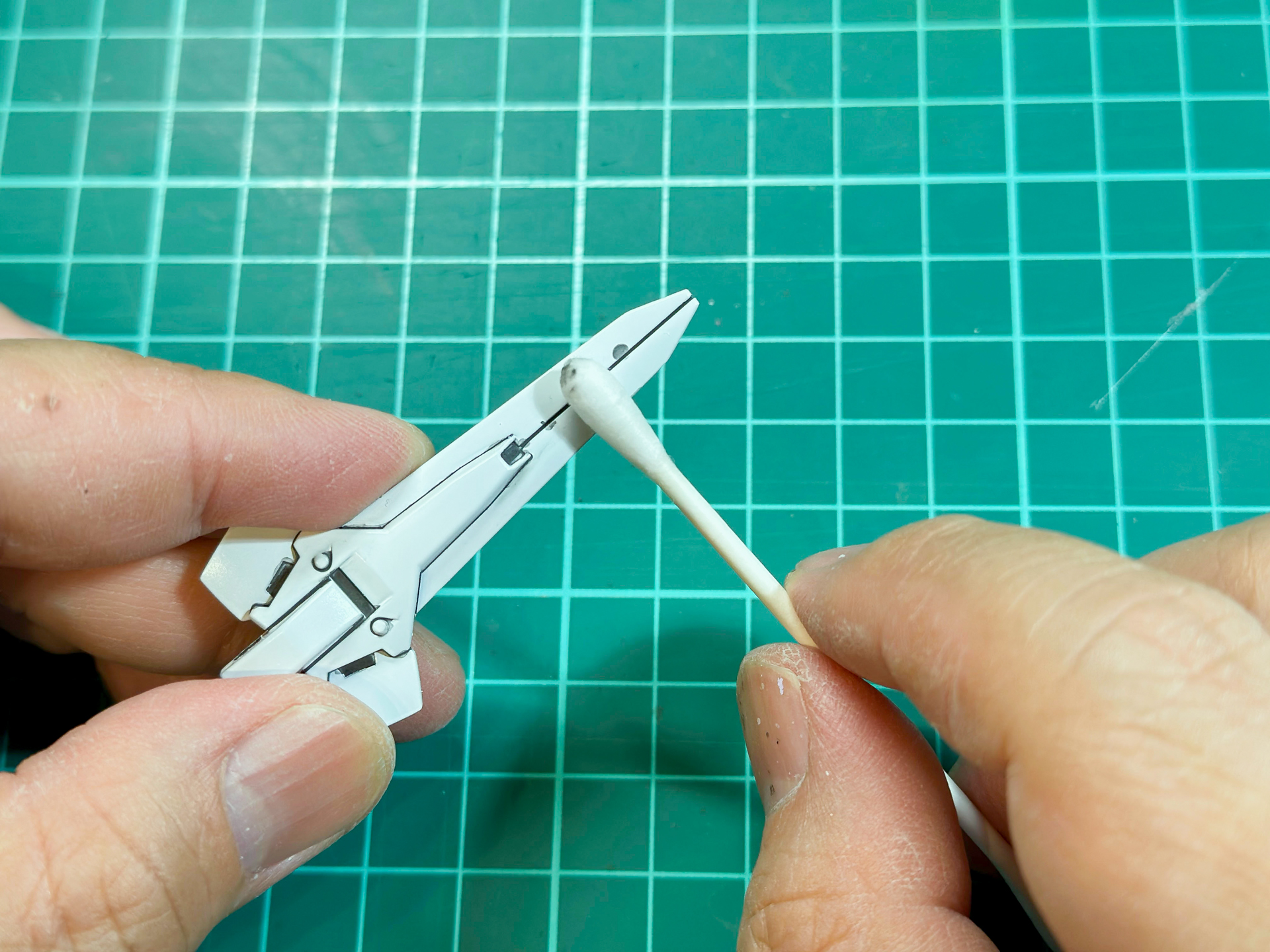 塗料が乾燥したらエナメルシンナーを含ませた綿棒ではみ出た個所を拭き取っていきます。