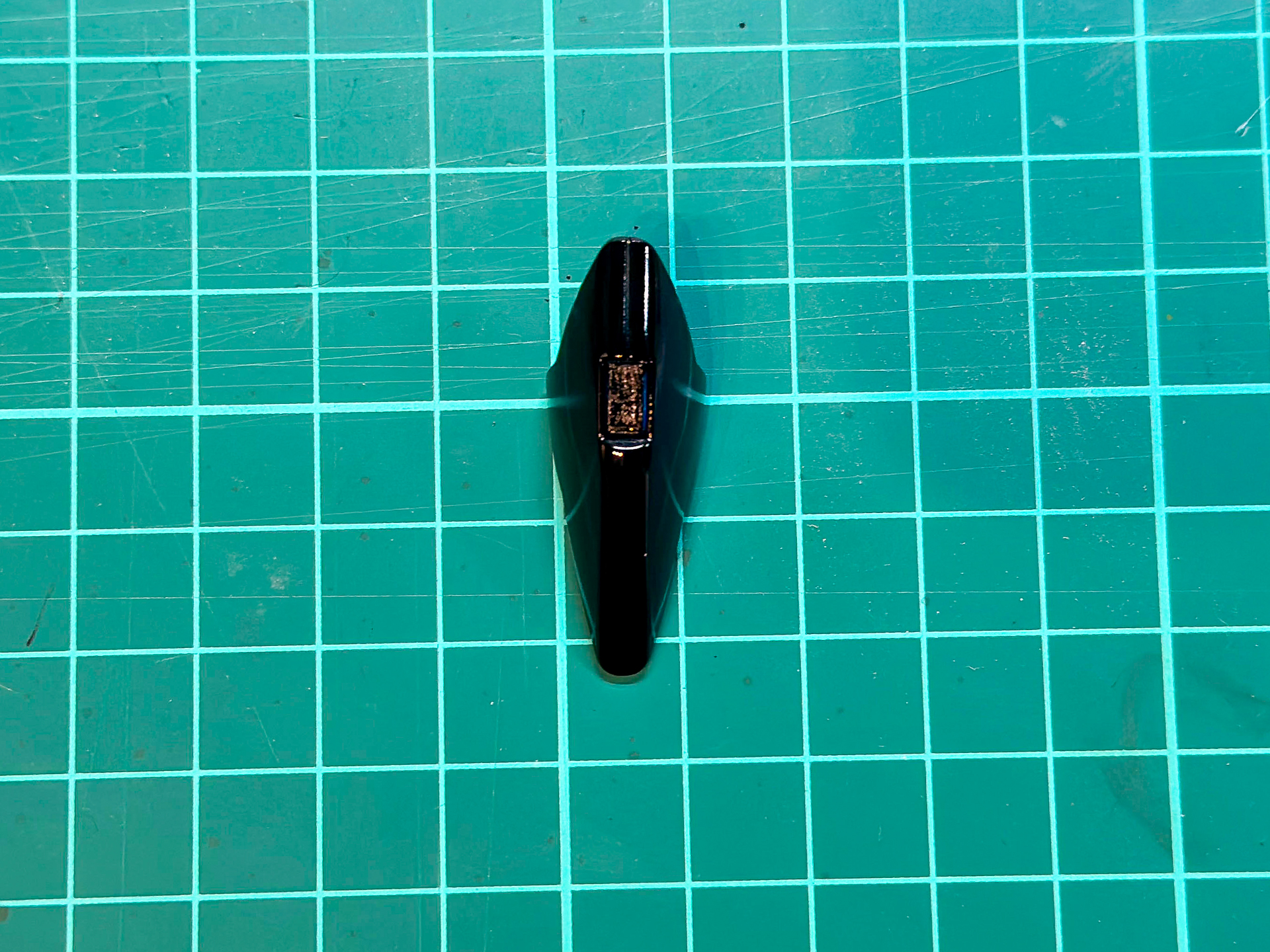 ブラックを塗布した膝パーツ。高光沢のブラックに仕上がりました。