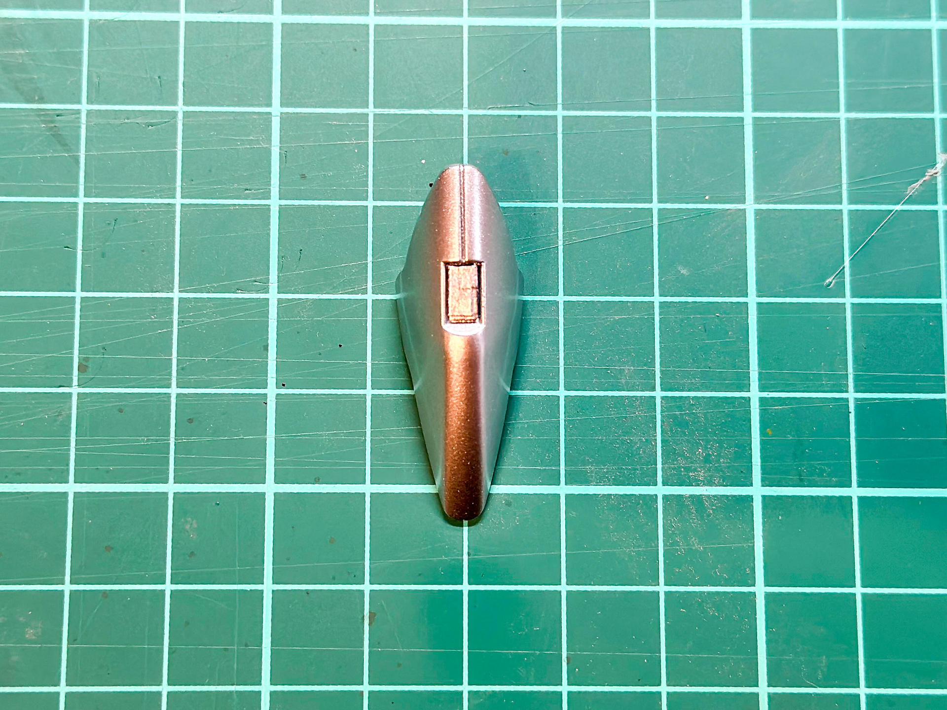 シルバーを塗装した膝パーツ。蛍光灯を反射していますが艶やかなシルバーに仕上がっています。