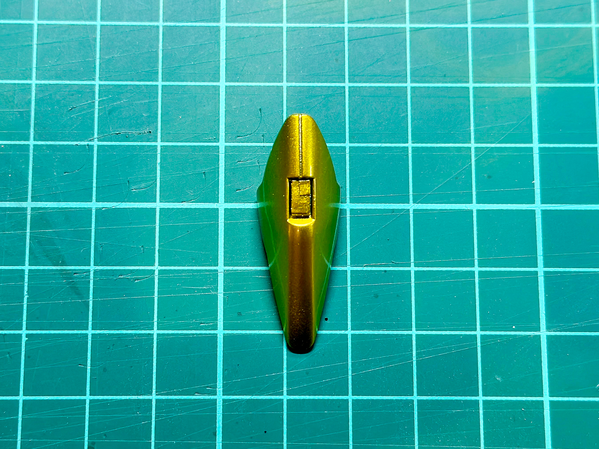 クリアイエローを塗装した膝パーツ。明るいゴールドに仕上がりました。