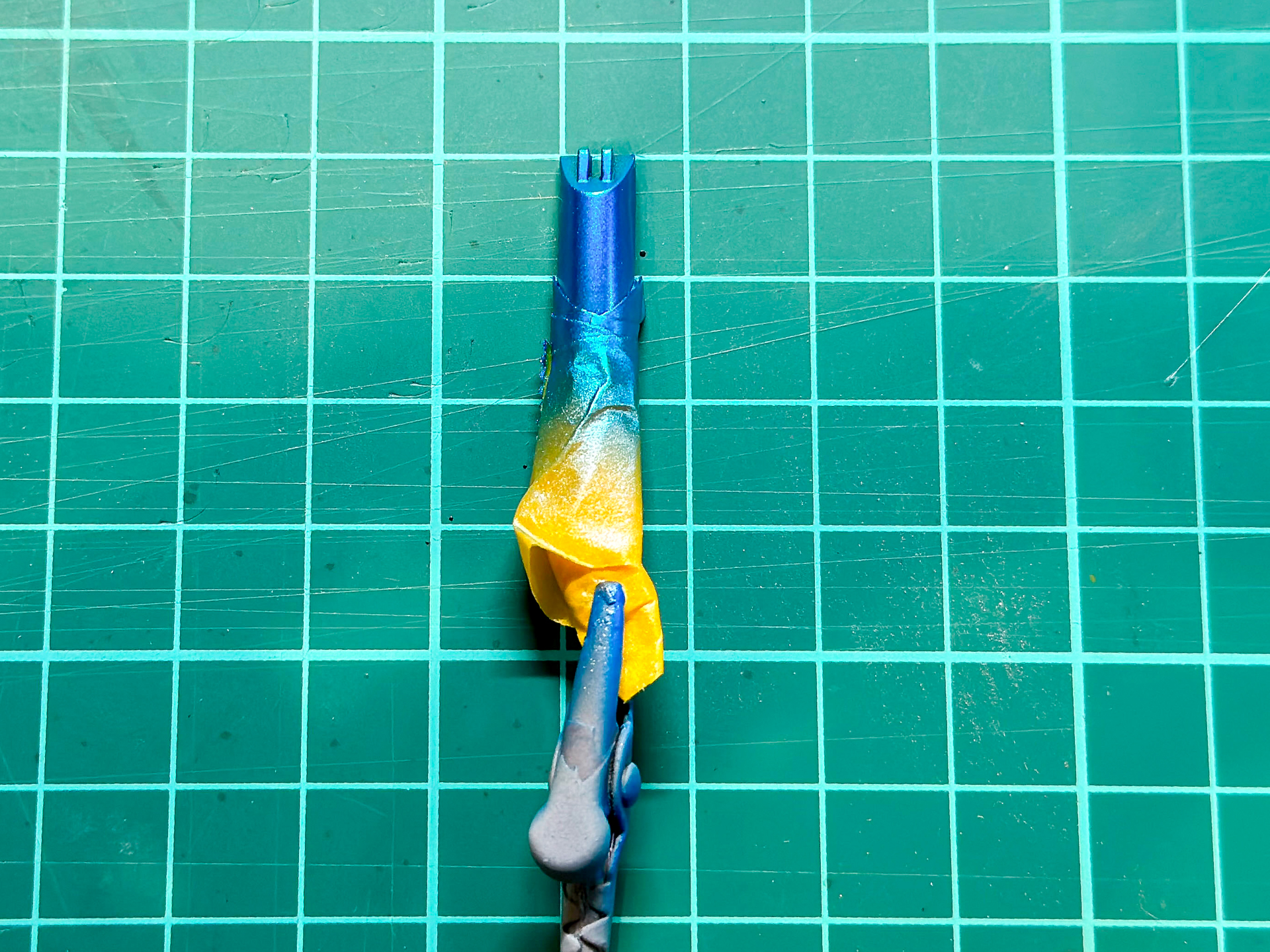 クリアブルーを塗装したキャノピーパーツ。スカイブルーに仕上げています。