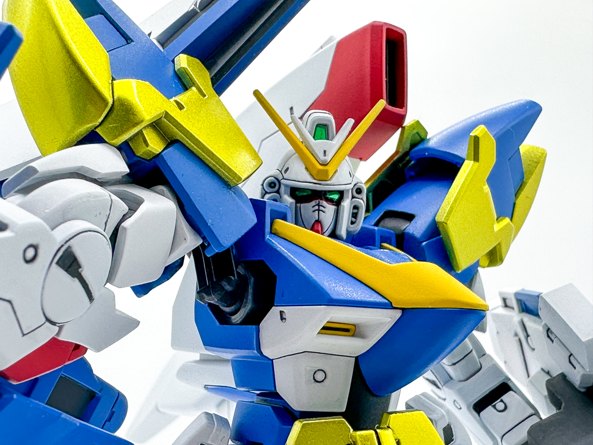 細かいモールドにスミ入れを行なうことで陰影がクッキリし、勇ましい表情になります。