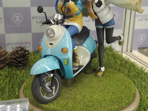 ゆるキャン△」より、なでしこと志摩リンのフィギュアが「PRISMA WING