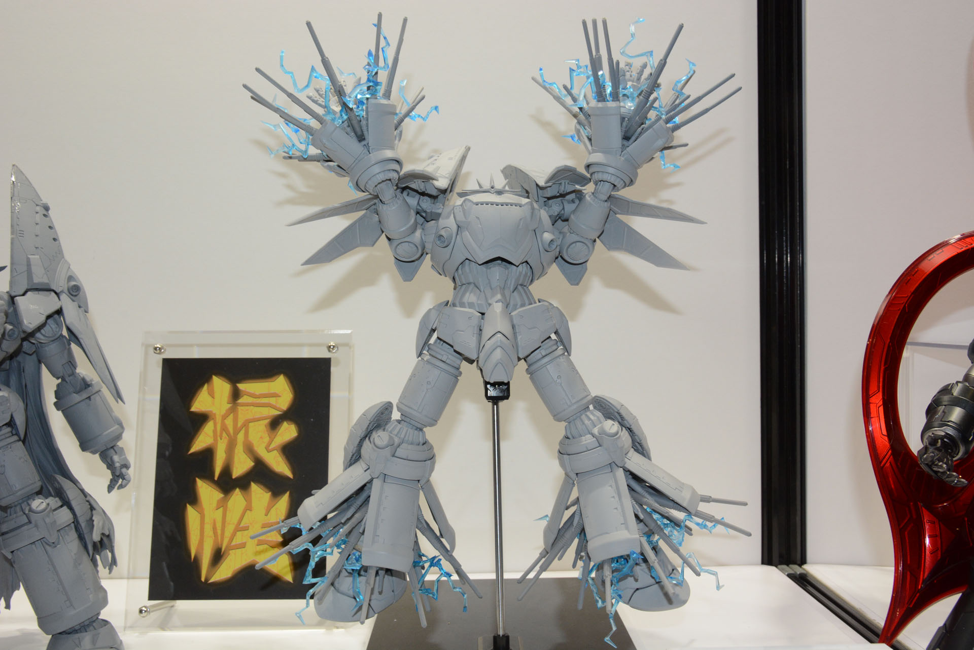 会場では「ダブルバスターコレダー」の状態と、「バスターシールド」を纏った状態で展示されていた