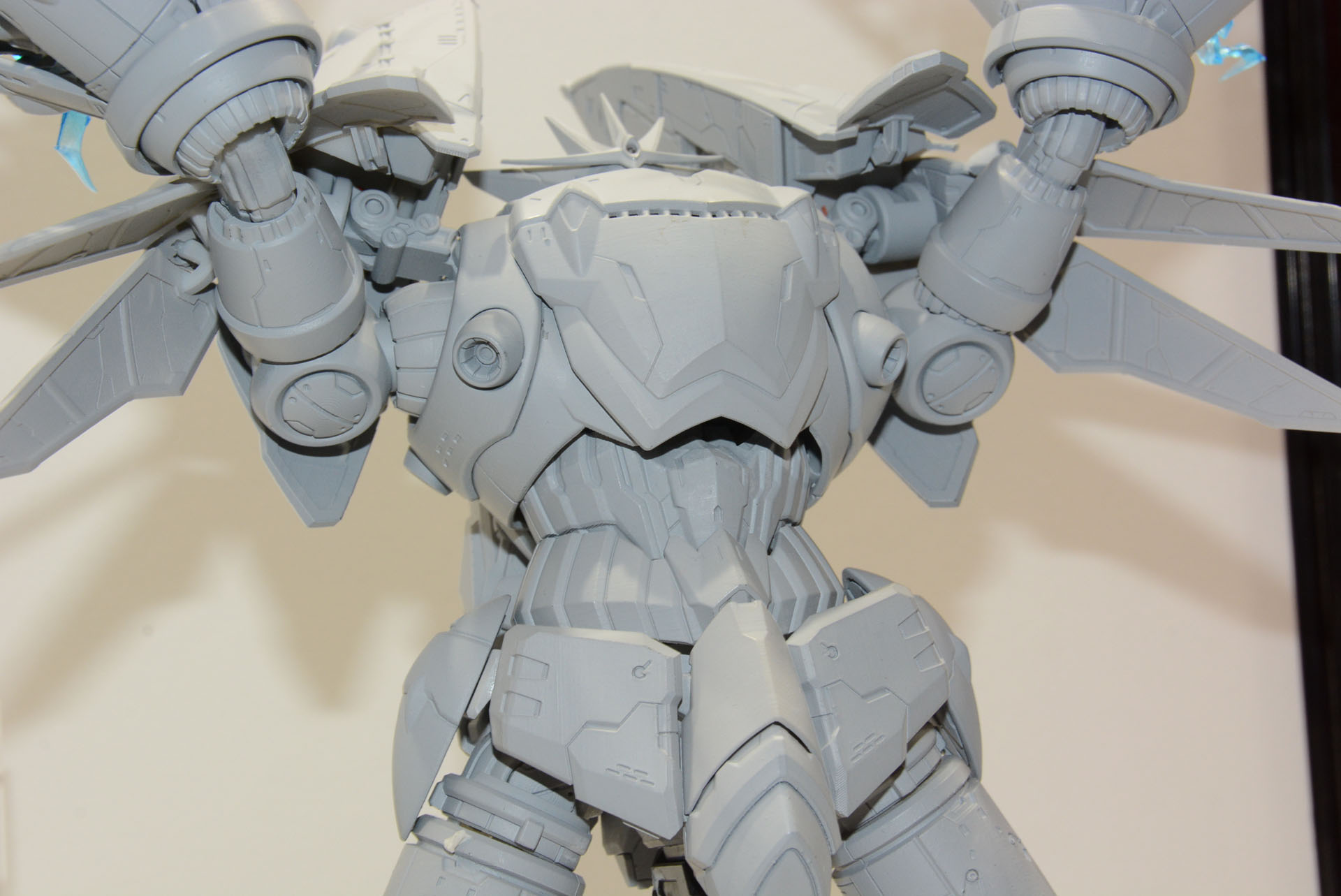 胴体の分割も細かく、可動範囲は広そうだ