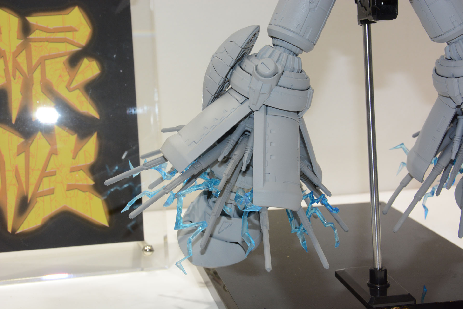 下半身には金属パーツが多用されるという