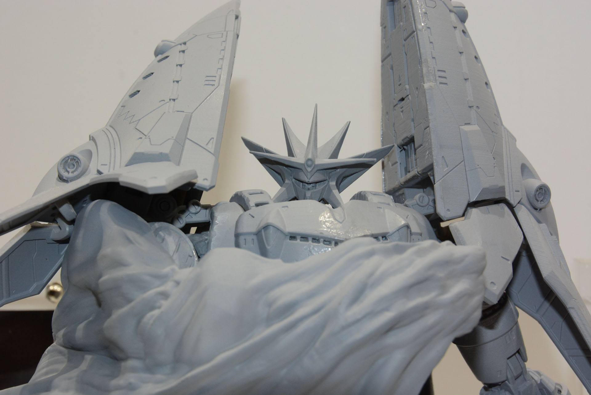 複雑なしわが描かれるバスターシールド