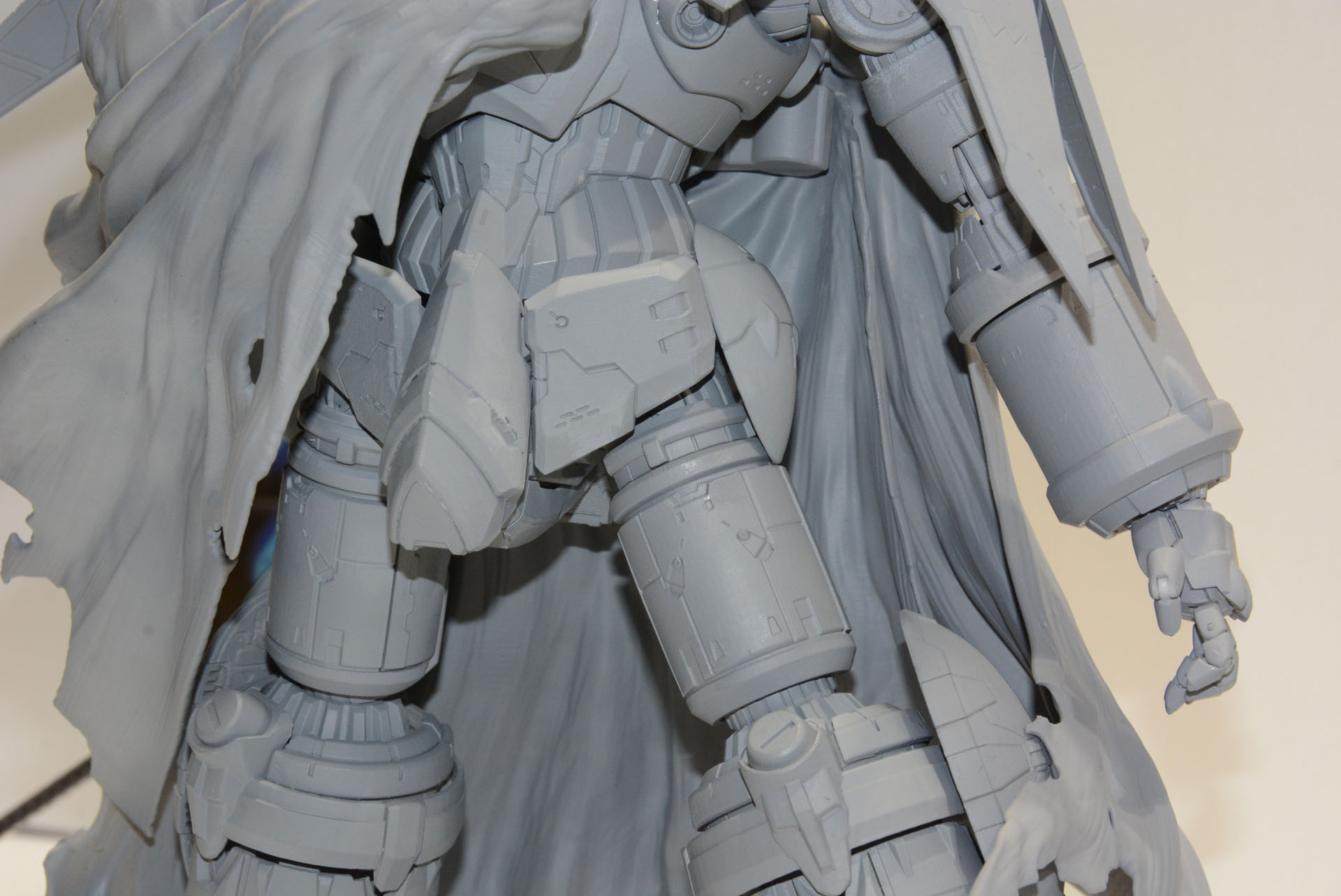 下半身のアップ。可動と緻密なディテール表現が両立している
