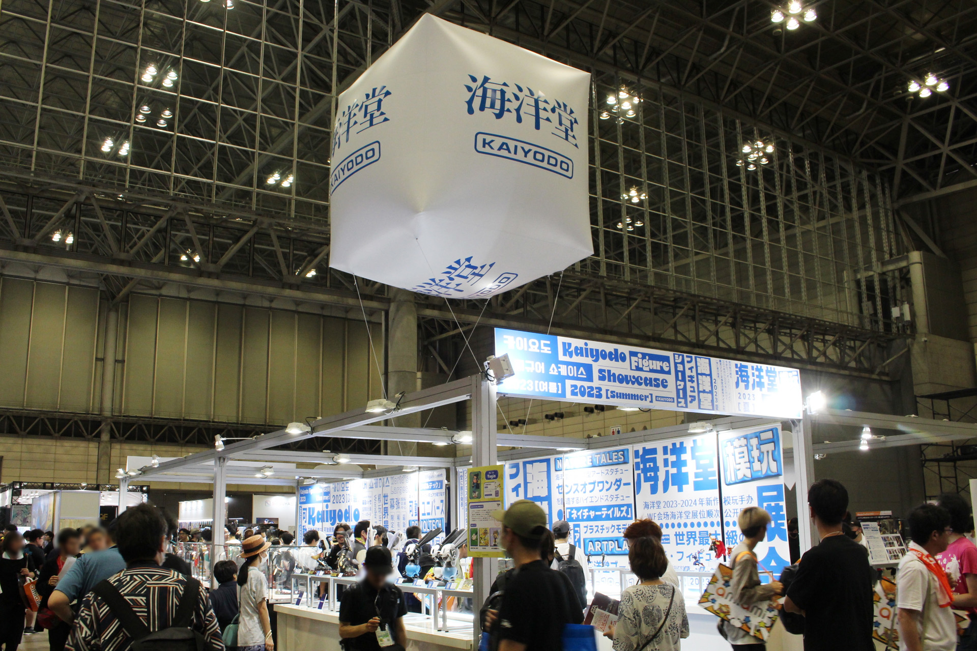 海洋堂ブース。青色の文字で埋め尽くされた看板や壁紙が来場者の目を惹いた