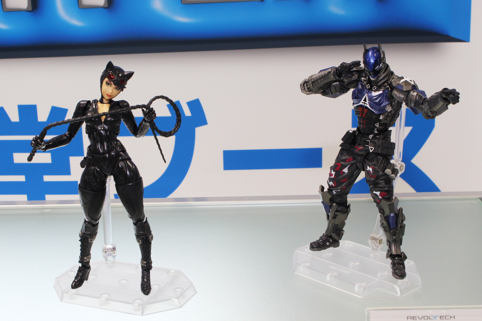 左から「リボルテック」シリーズ、「キャットウーマン」、「アーカムナイト」