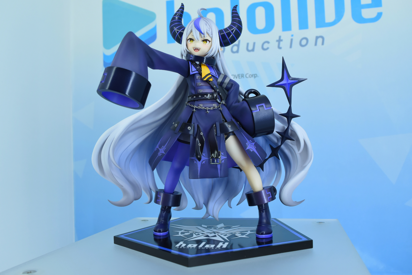 お約束の名乗り(挨拶)が聞こえてきそうな力強いポージング