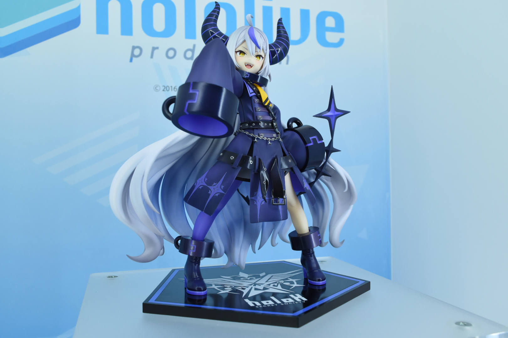 お約束の名乗り(挨拶)が聞こえてきそうな力強いポージング