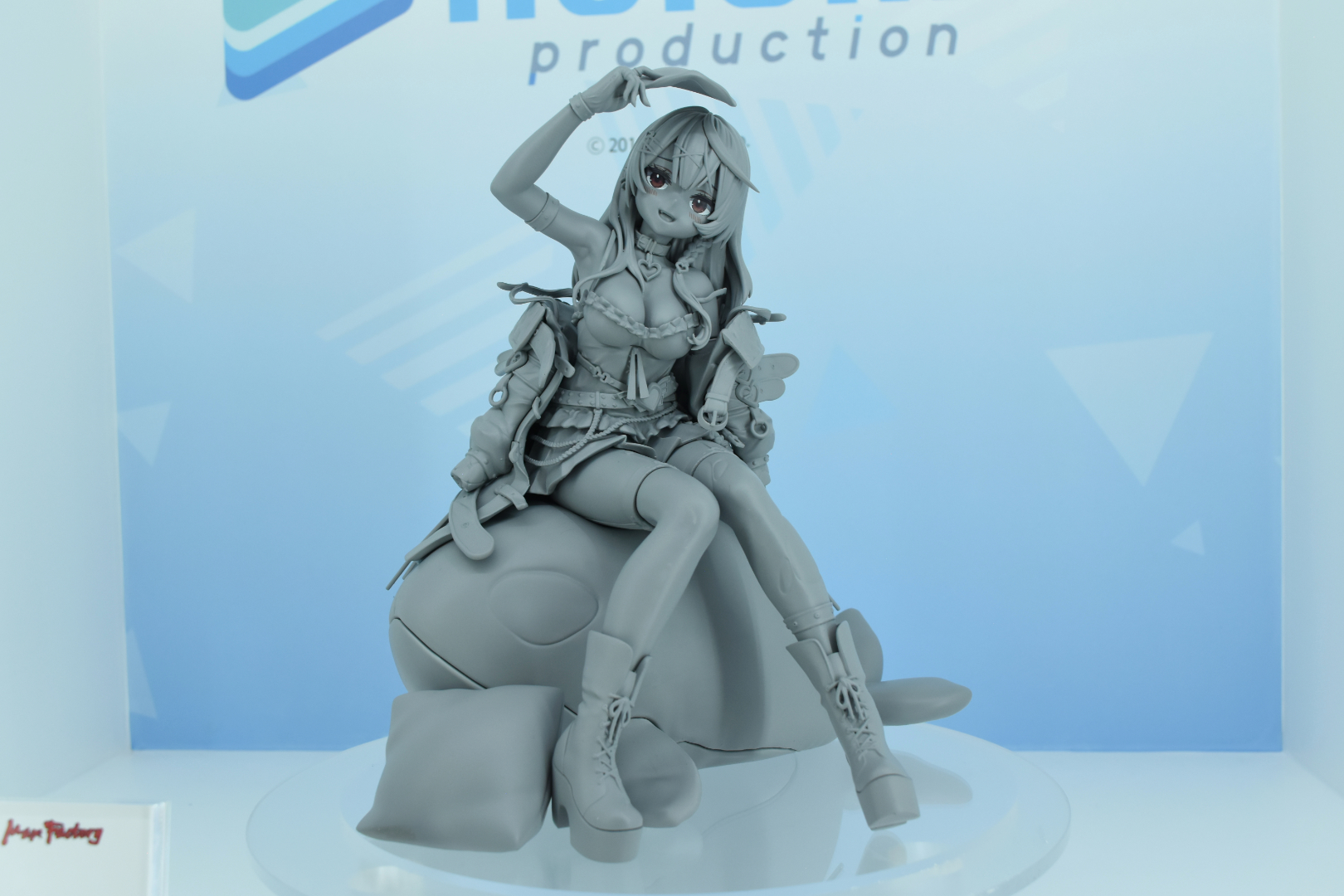 シャチに腰を掛けるポージング。衣装やアクセサリーの作り込みがすごい