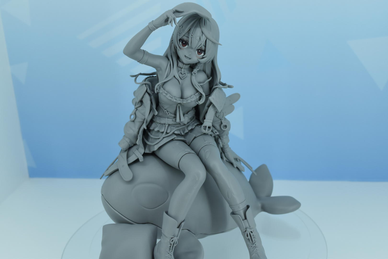 シャチに腰を掛けるポージング。衣装やアクセサリーの作り込みがすごい