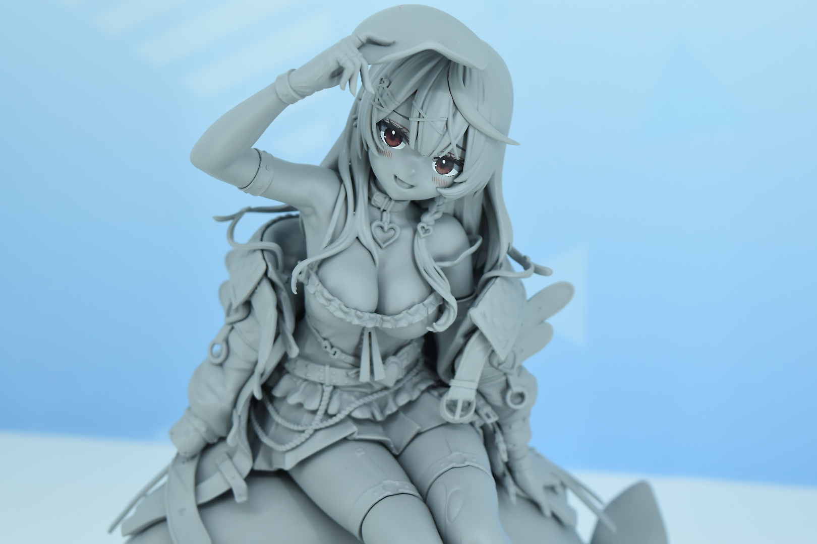 シャチに腰を掛けるポージング。衣装やアクセサリーの作り込みがすごい