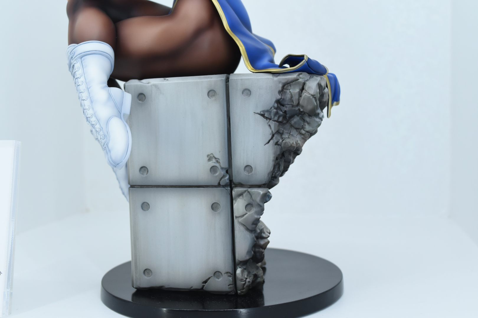 美しい顔立ちと、太過ぎる脚。このギャップもたまらない