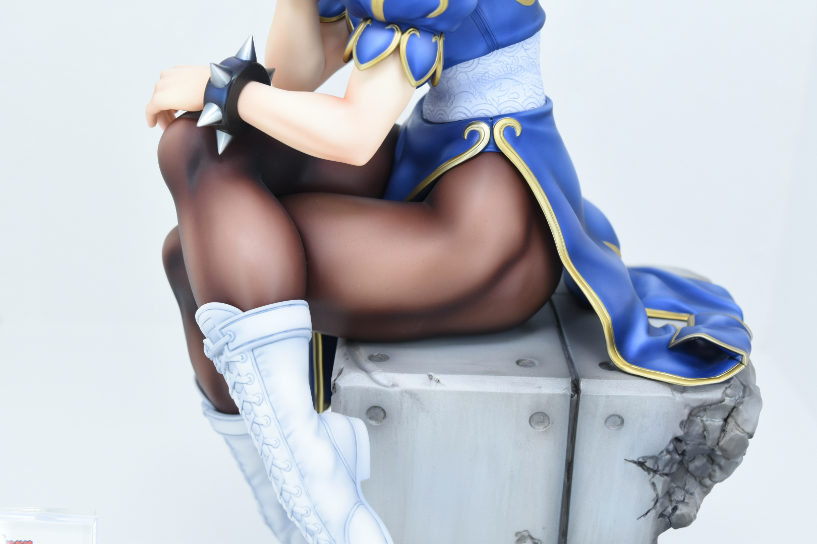 美しい顔立ちと、太過ぎる脚。このギャップもたまらない