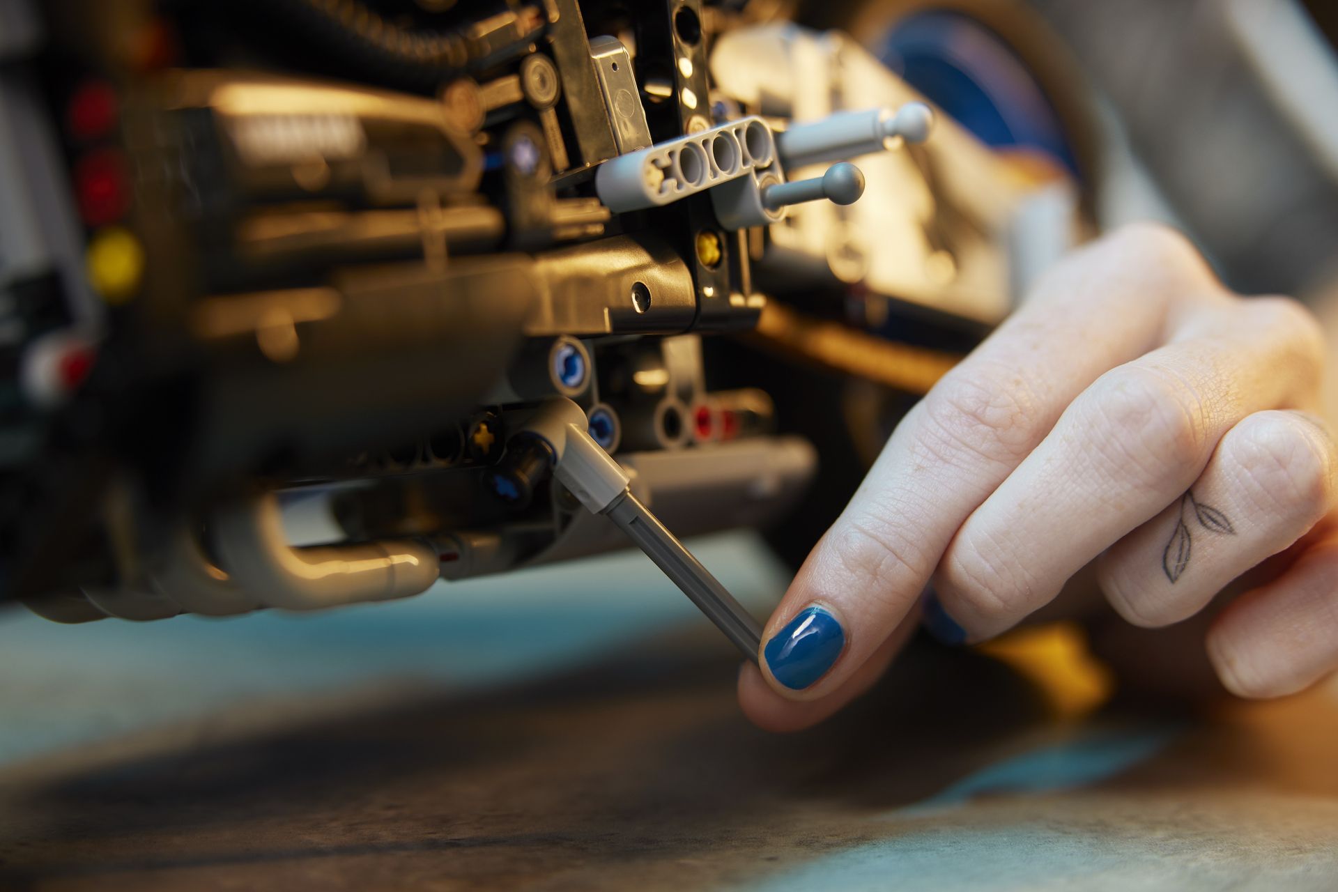 4気筒エンジンやギヤボックスなど、レゴ ブロックでリアルに再現