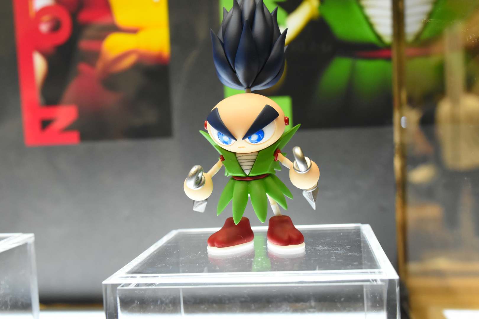 物知りじいさんが開発したからくり忍者のサスケ。両手にはクナイが握られている