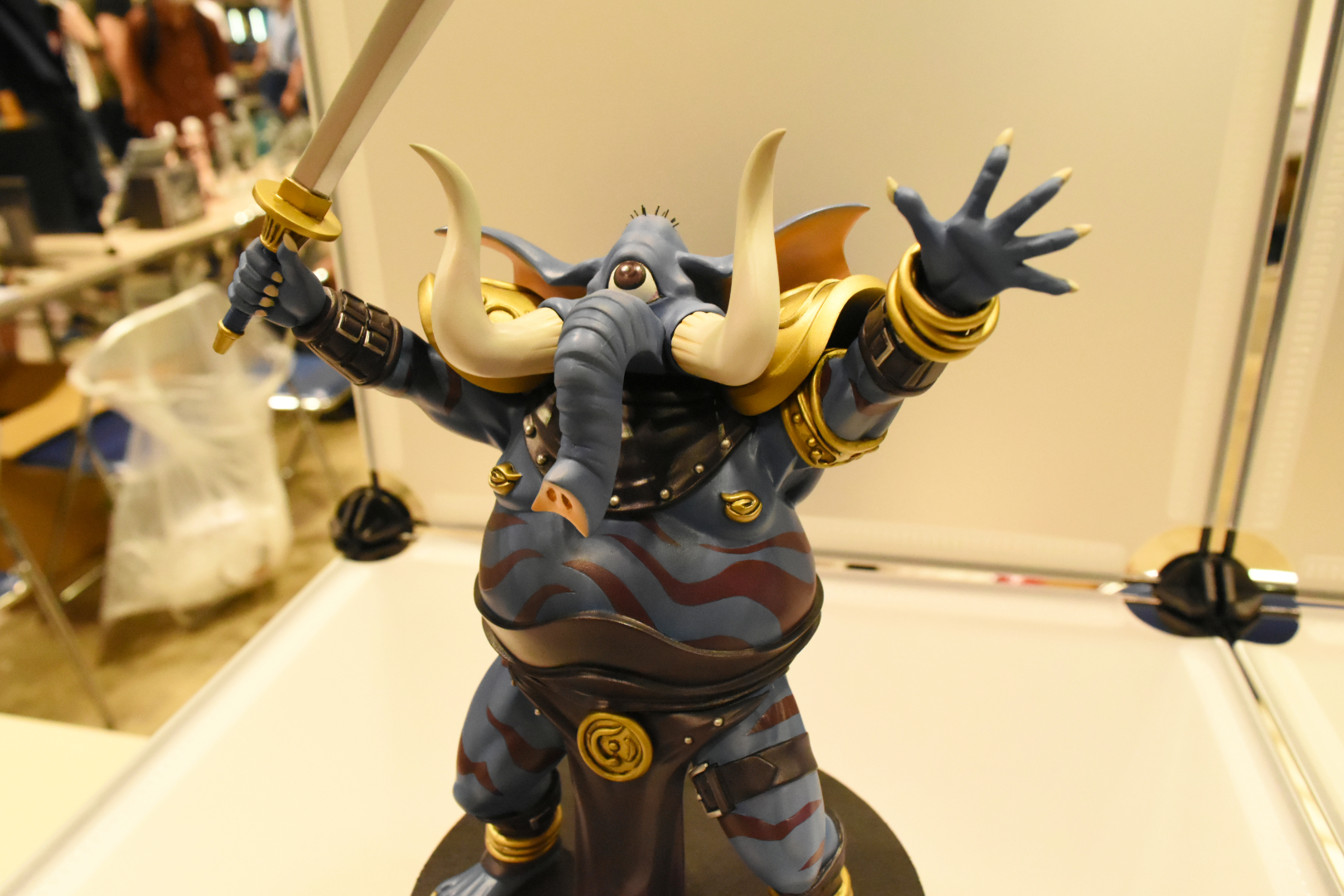 剣を手に、ゲームでお馴染みのポージング