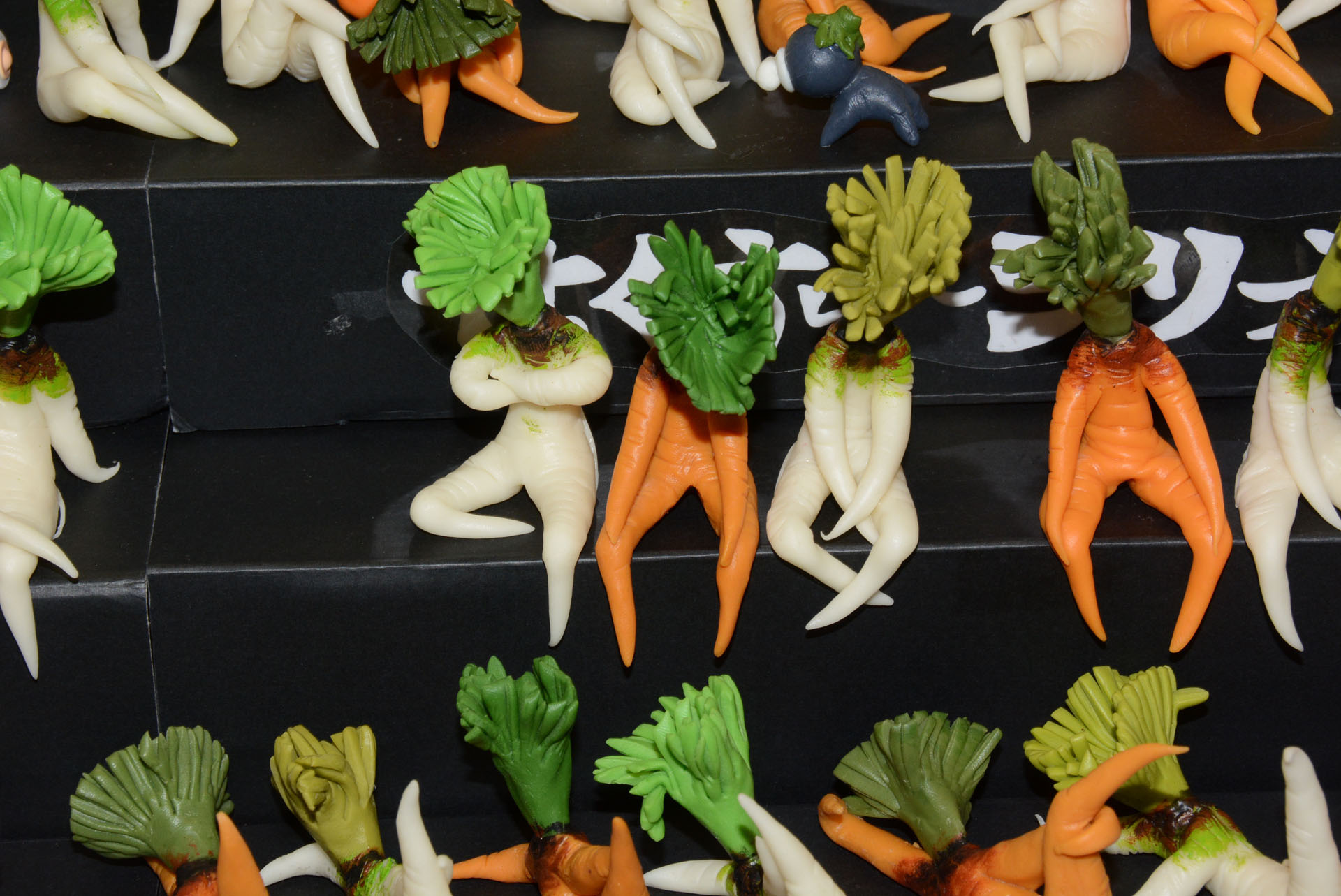 「せくすぃーおすわり野菜」シリーズは独特の色っぽさが面白い