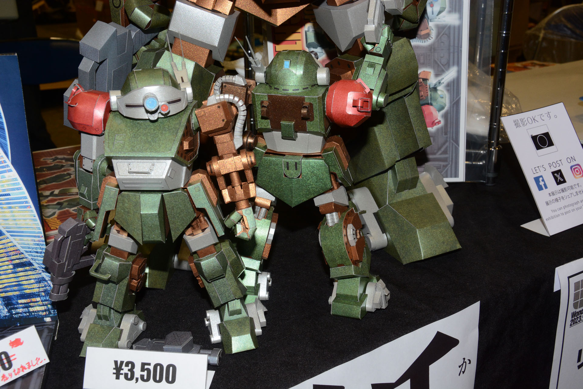 赤銅色の内部機構がアクセントになっている