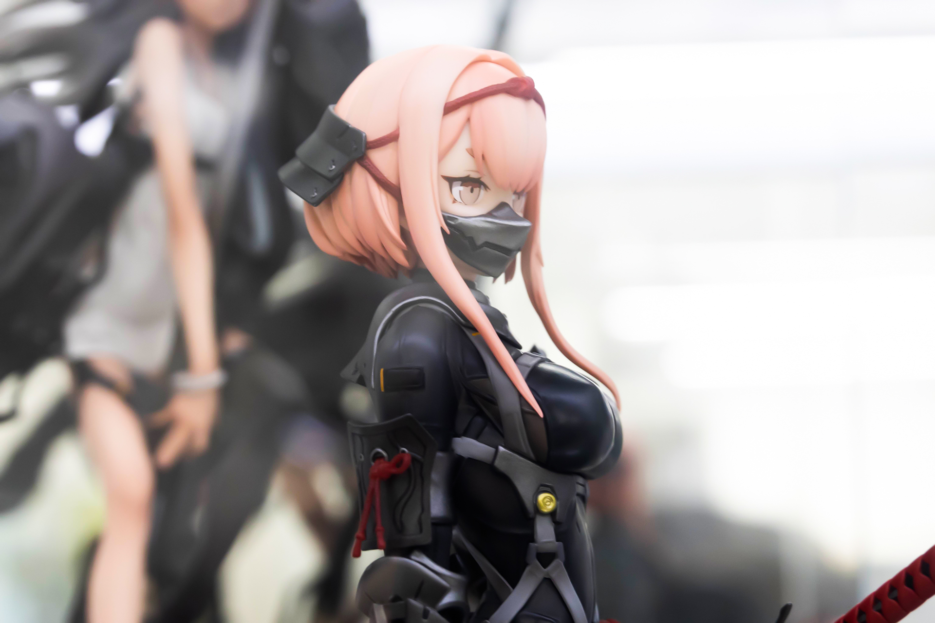 何かを鋭く見つめる「SAMURAI」の表情