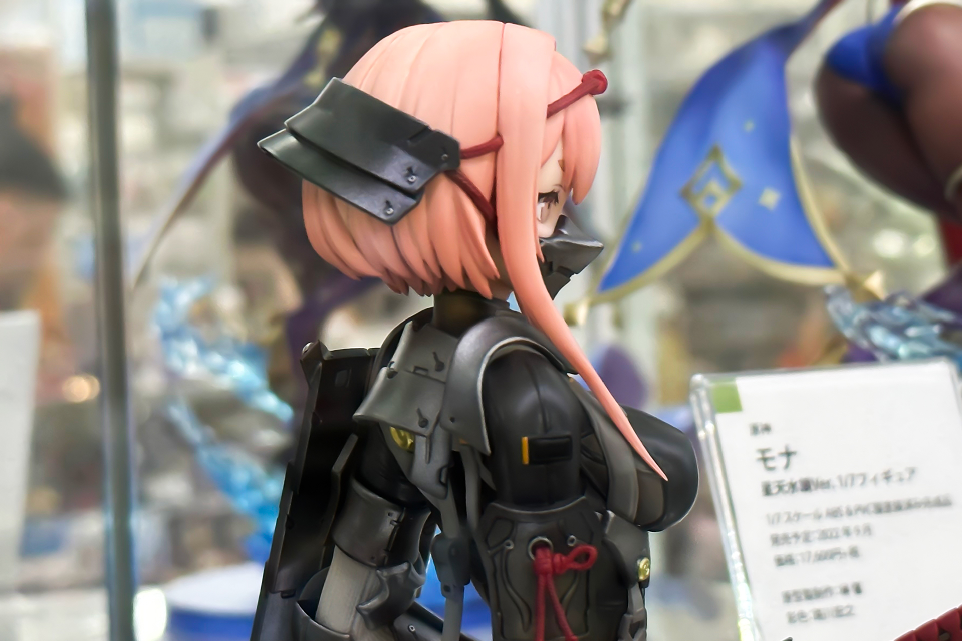 後頭部に付けられている甲冑のようなものが“しころ”だ