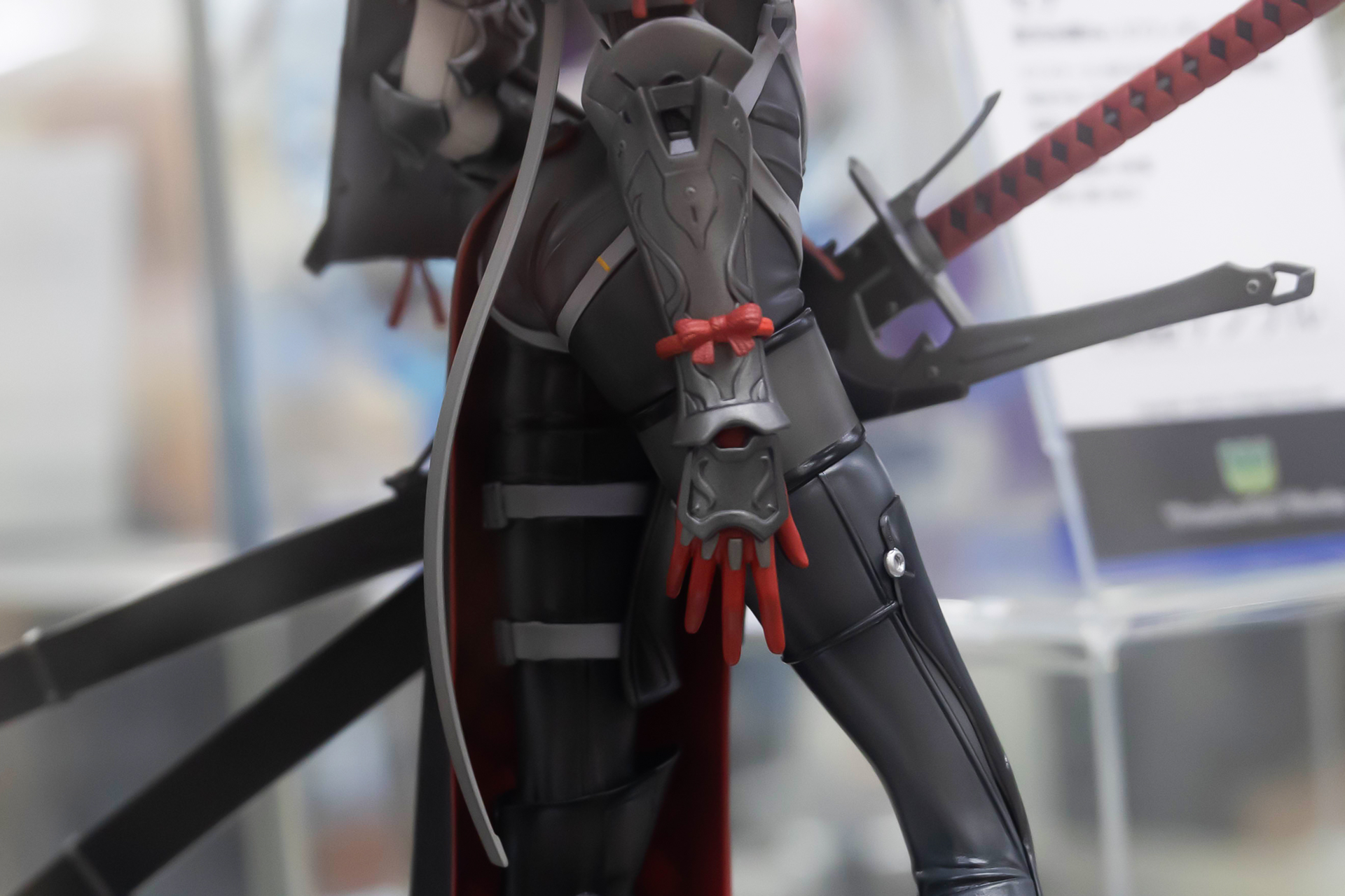 手は日本のサムライの鎧のようなデザインが採用されている