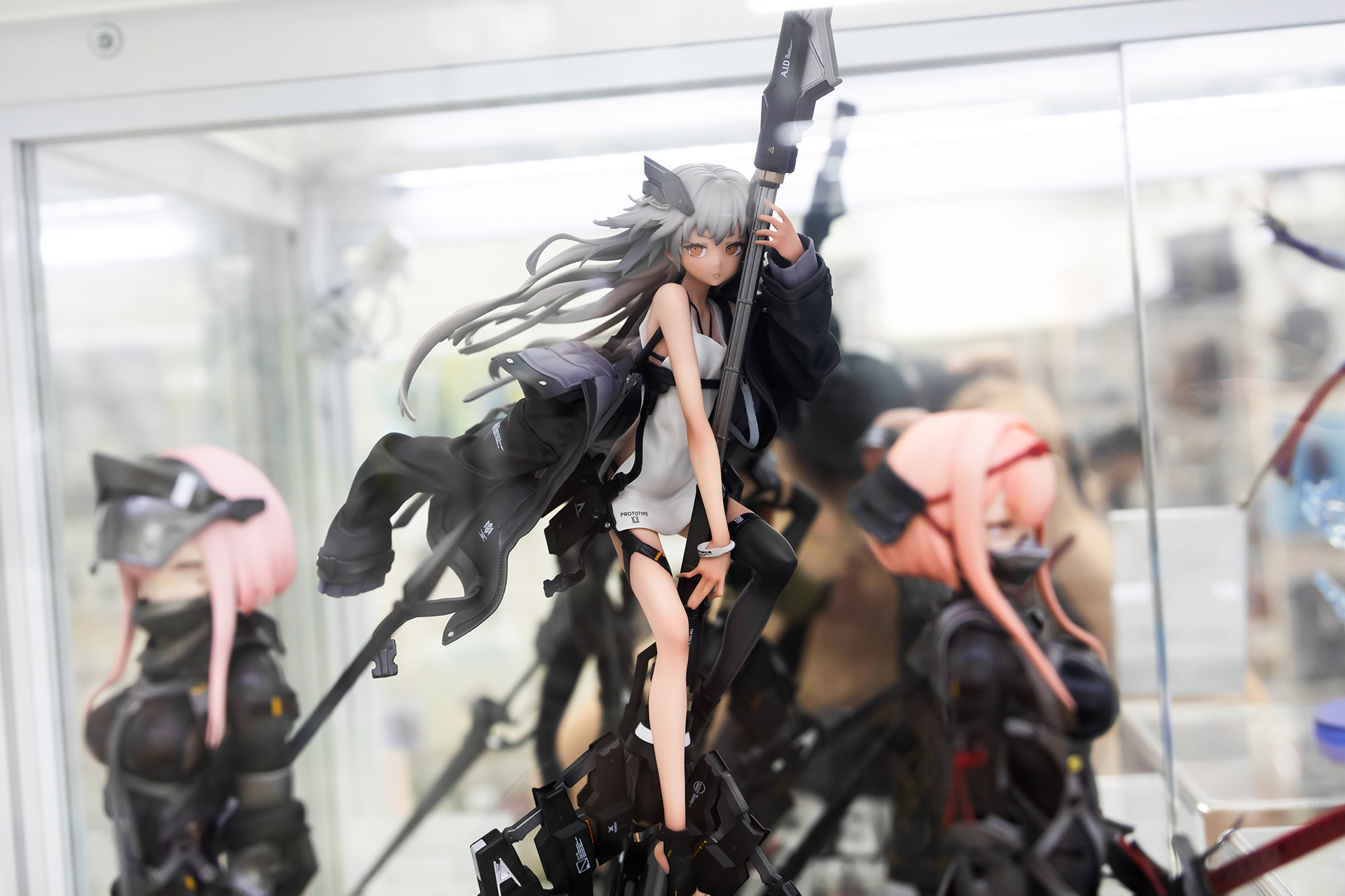少女のフィギュア部分はだいたい全体の半分くらいのサイズだ