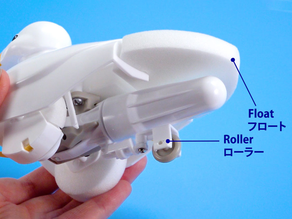 陸上ではローラー、水上ではフロートの角度を調整することで進行方向が変わる