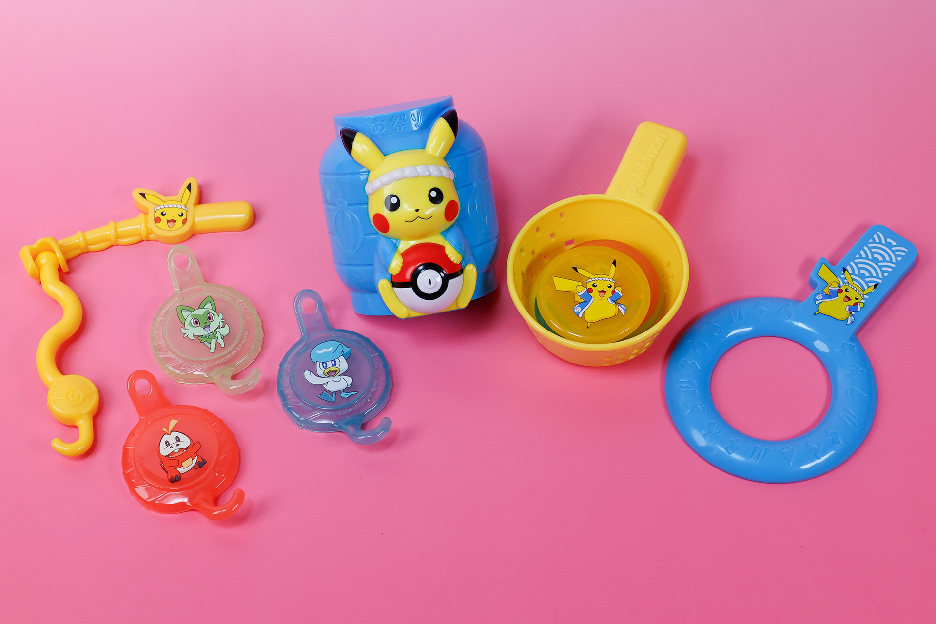 夏祭りの出店には、金魚すくいなど水を使ったゲームがあるが、今回のおもちゃでもそうした水を使うおもちゃがいくつか用意されている