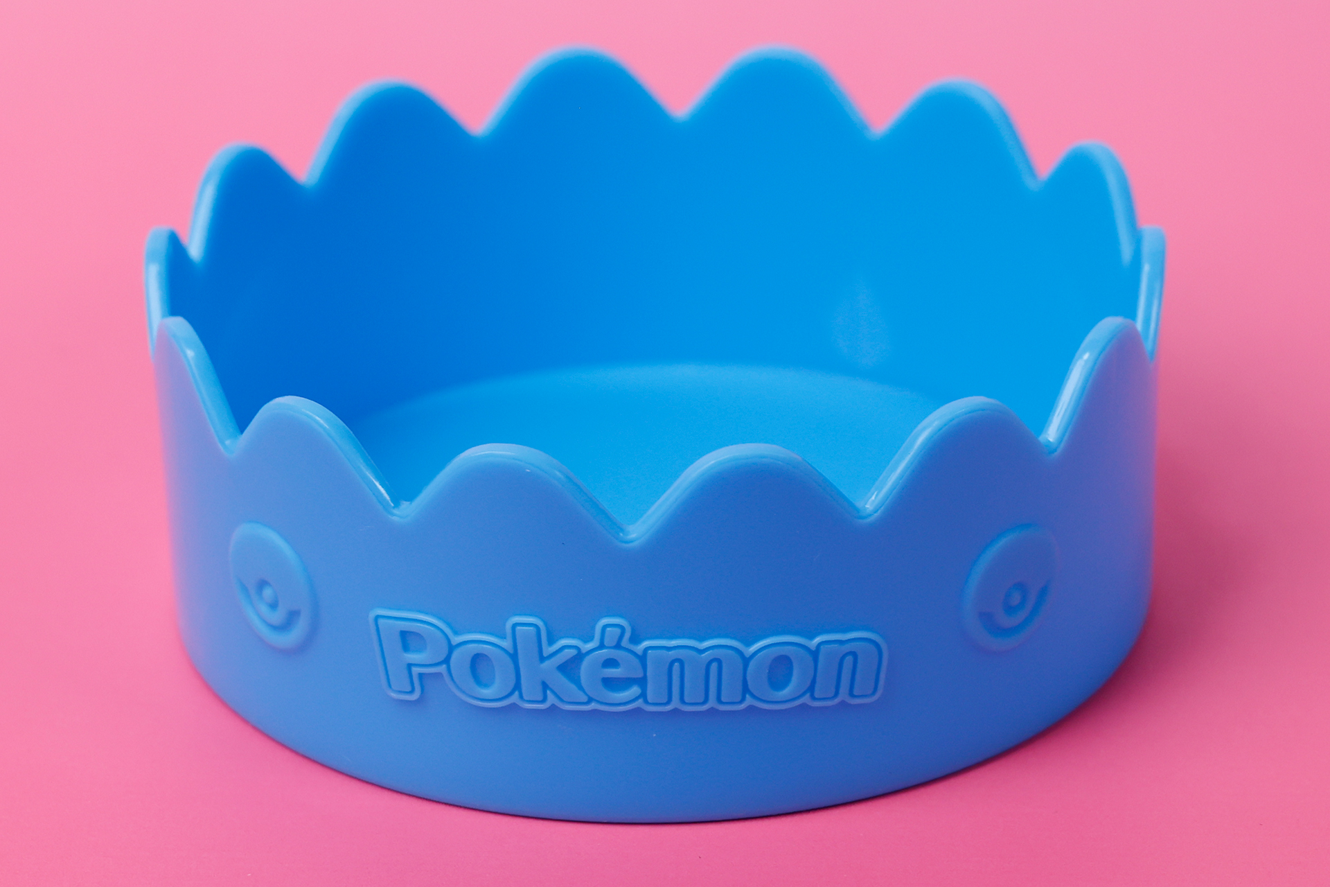 カップにはポケモンのロゴが刻み込まれている