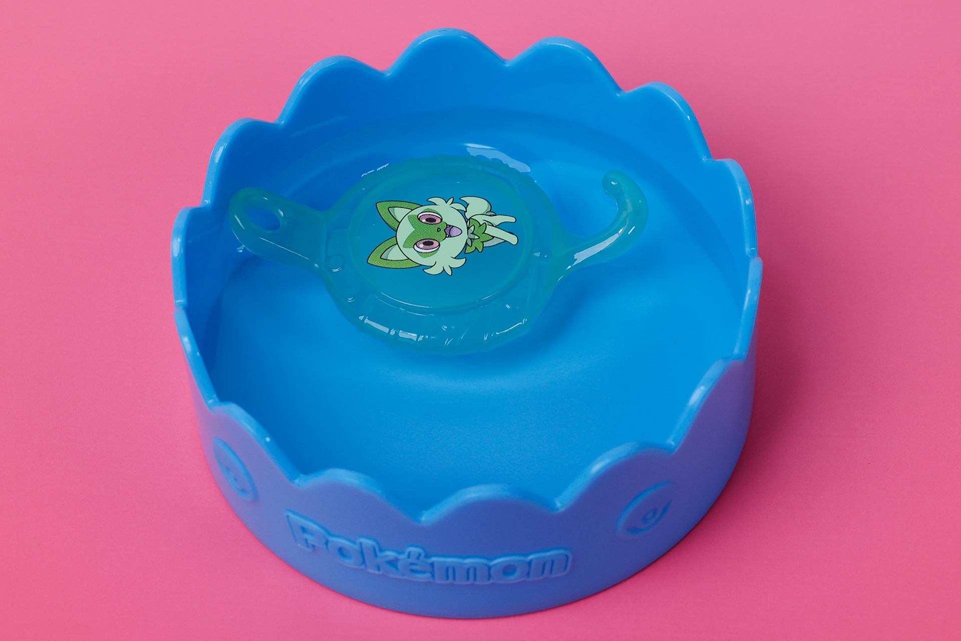 遊び始める前に、カップに水を入れよう。ただし、それほどサイズが大きいわけではないため、浮かべるヨーヨーはひとつずつにしたほうがいいだろう