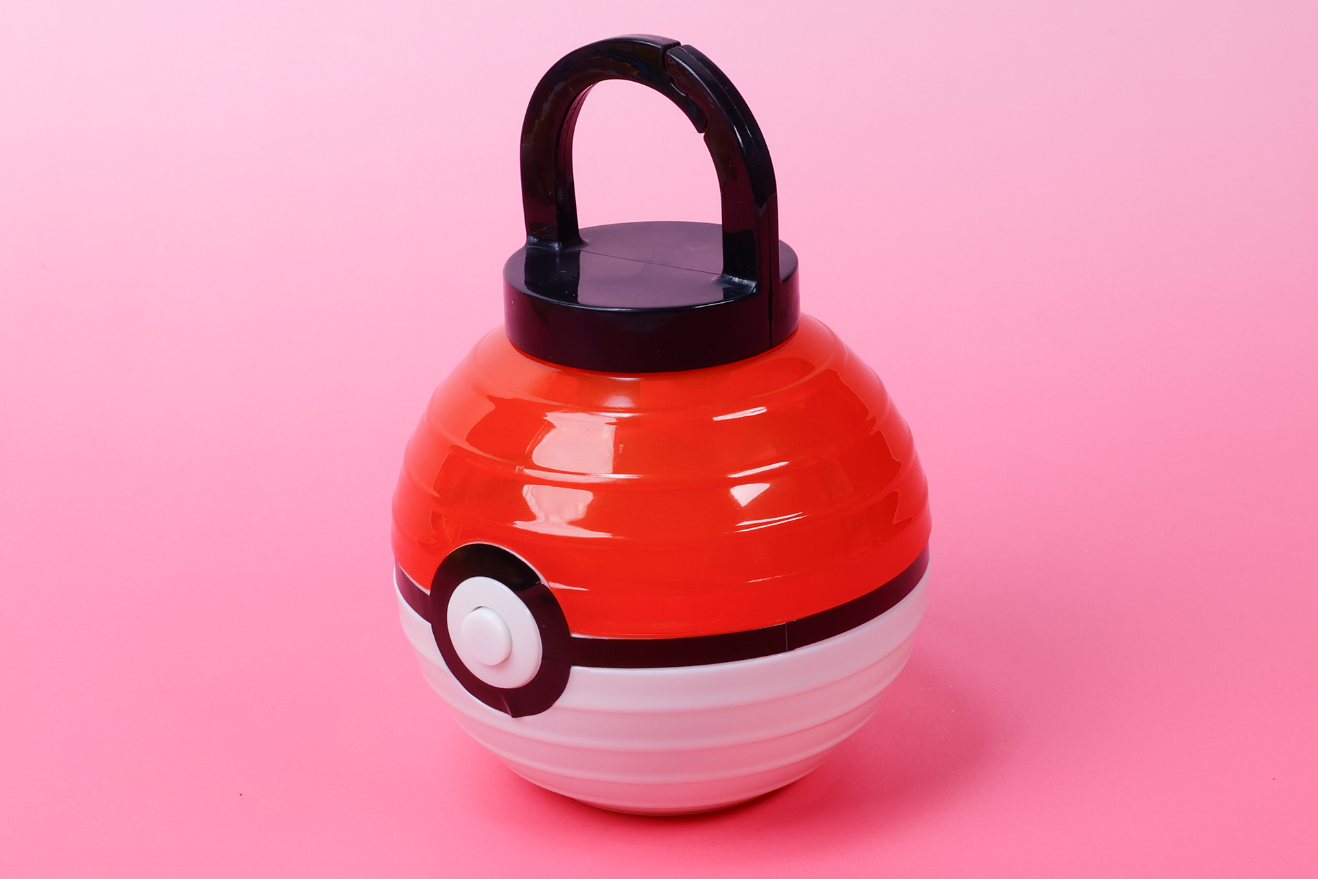 モンスターボールの形だが、ちょうちんっぽいラインが付けられている