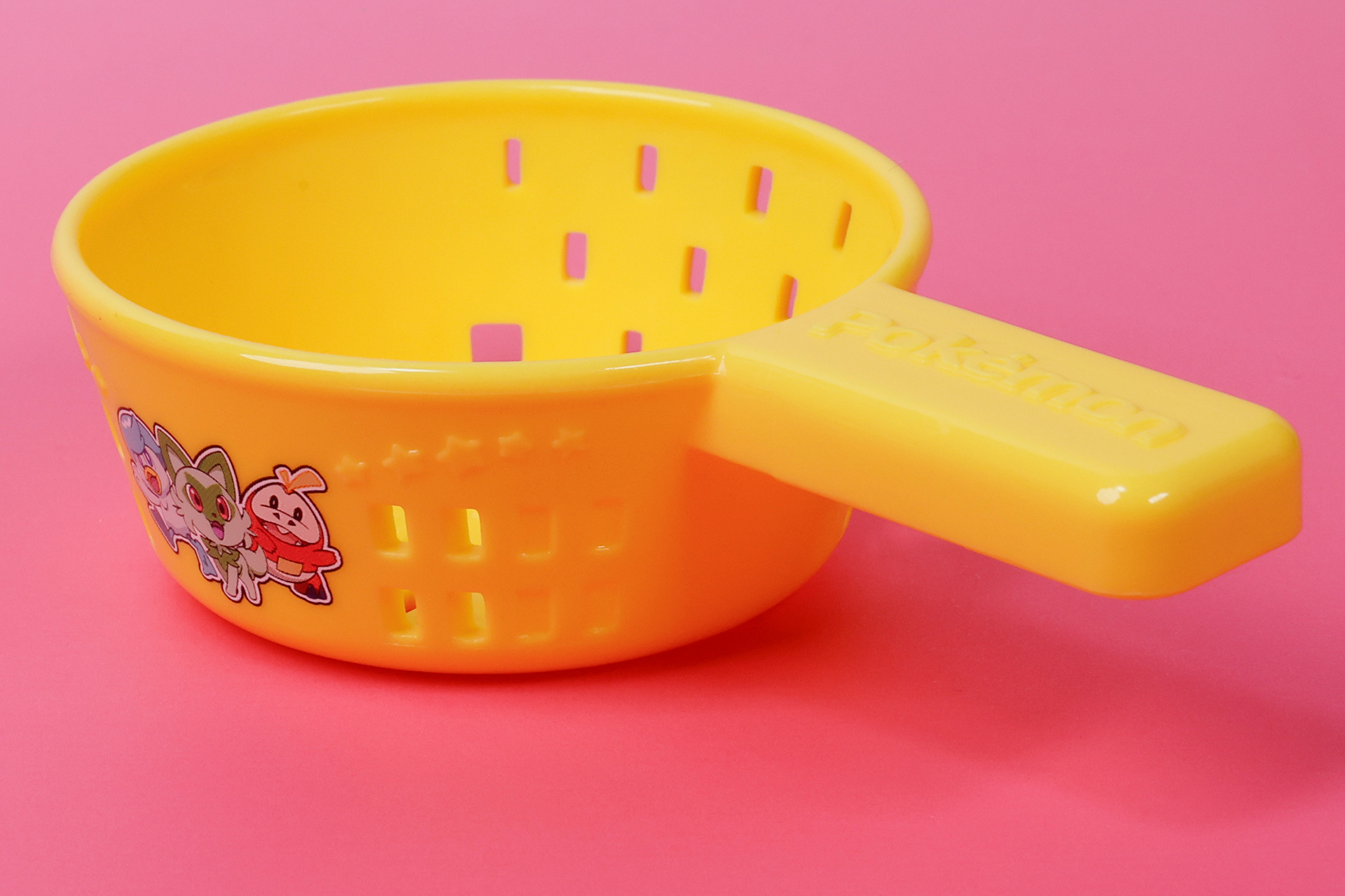 ザルにもポケモンのイラストが描かれている