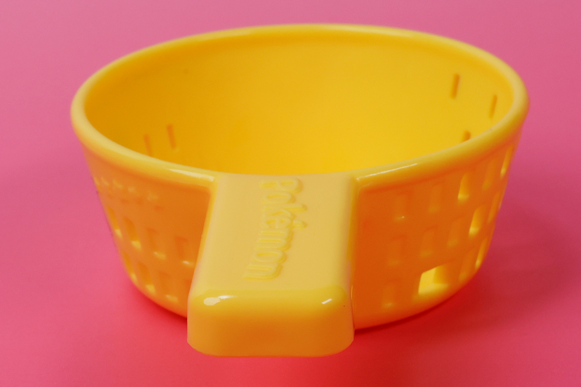 取っ手があるので、そちらを持ってディスクを入れるときに調整することもできる