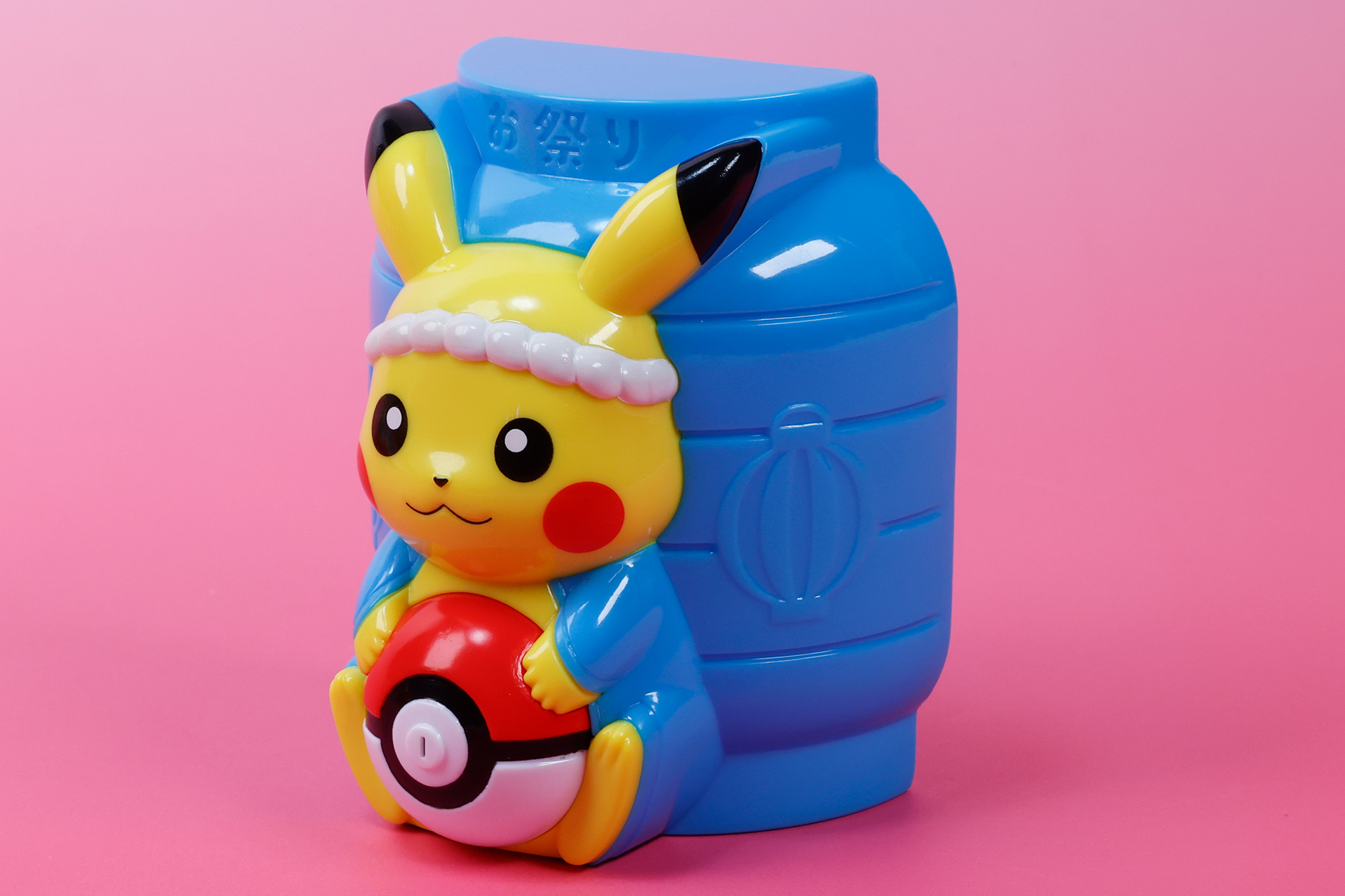 お祭りらしく、ピカチュウの背景はちょうちん風になっている