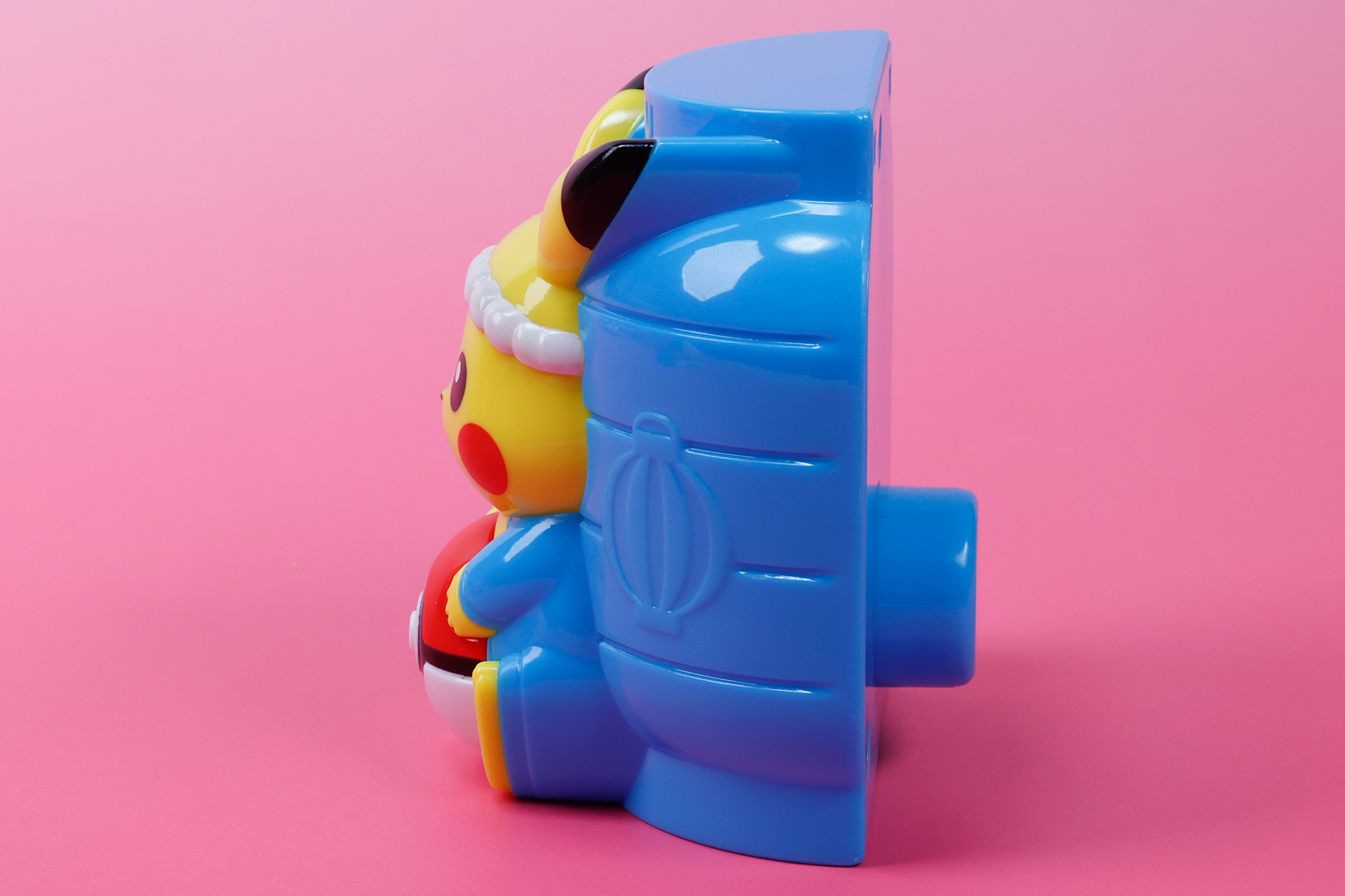 背面側の飛び出しているところが水を押し出すためのボタンだ