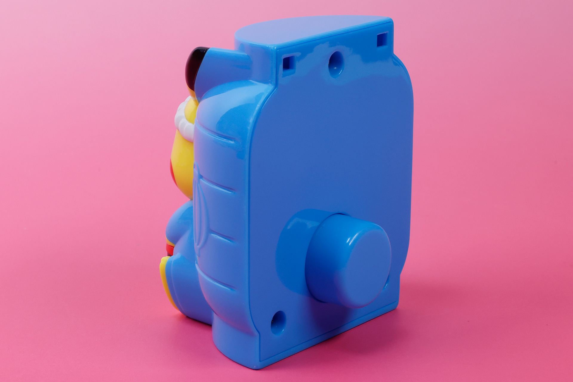 上部に穴が開いているが、そちらから水を入れることができる