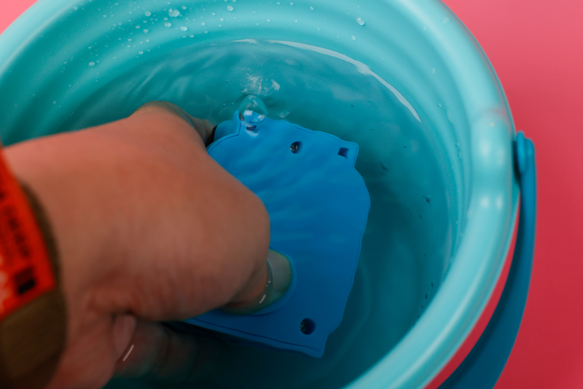 水てっぽうをそのまま水中に沈めて水を充填しよう