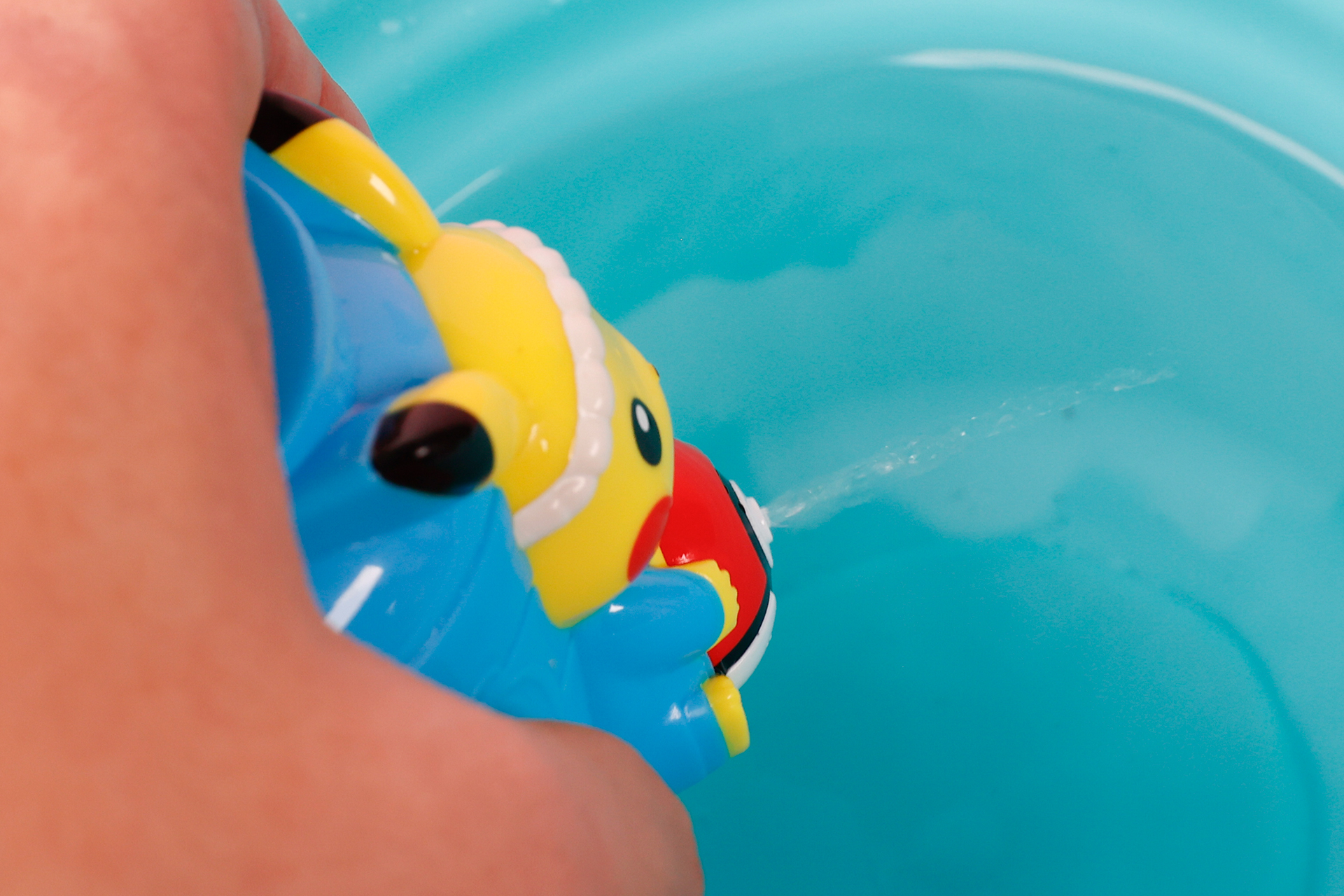 背面側のボタンを押すと、モンスターボールの辺りから水が飛び出る仕組みだ